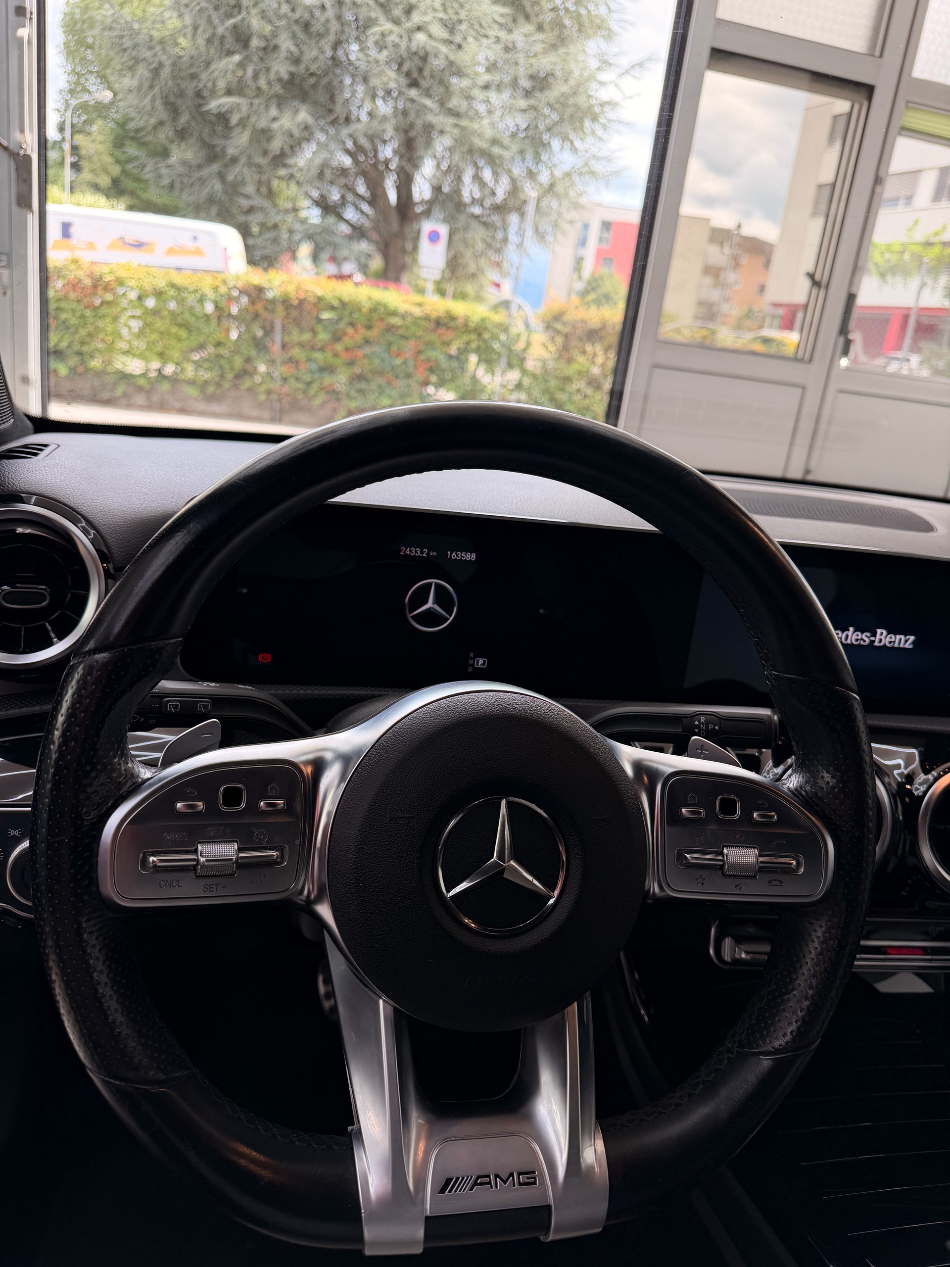 MERCEDES-BENZ A 250 AMG Line 7G-DCT-image-7