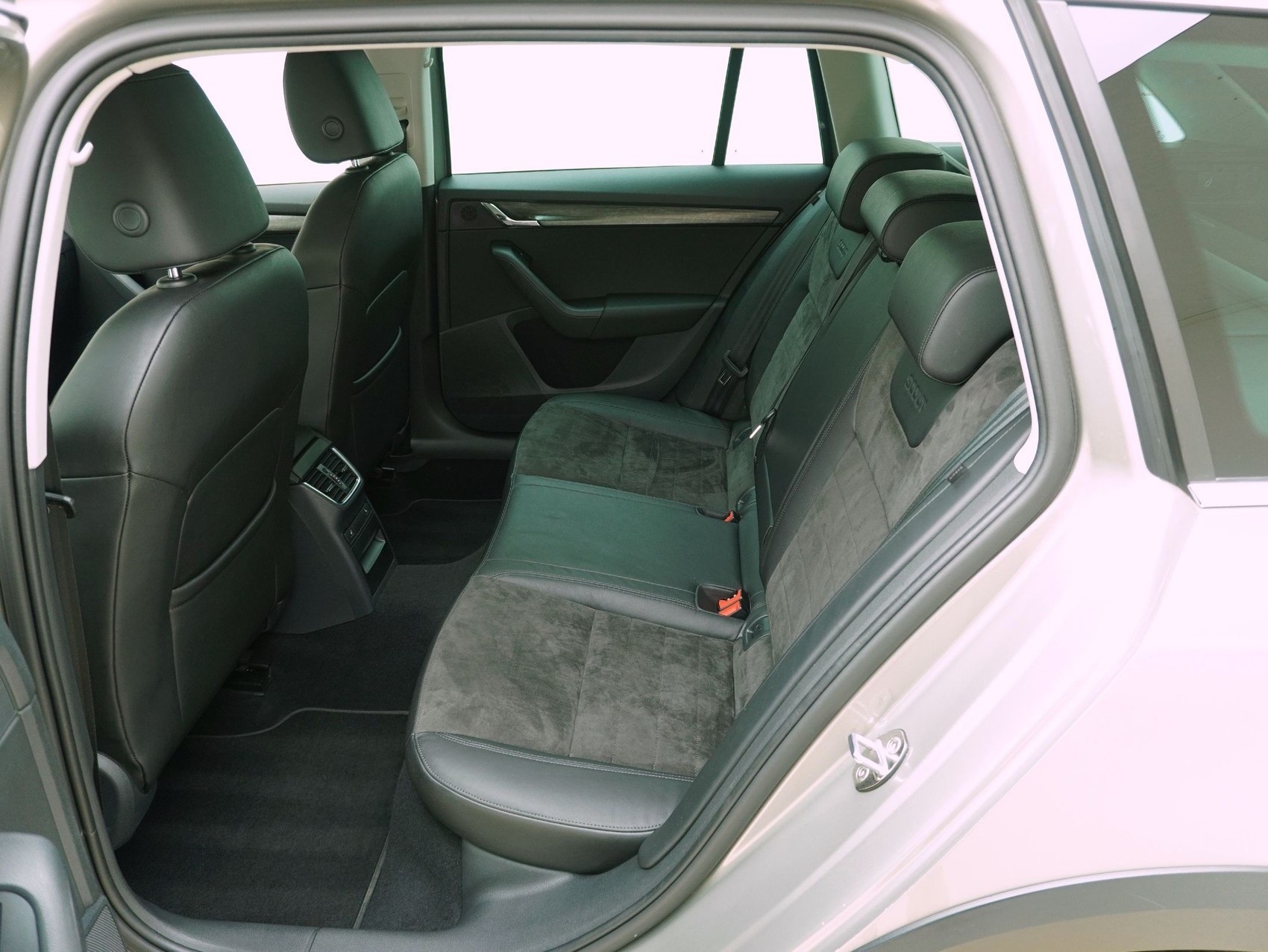 SKODA Octavia Scout 2.0 TDI DSG 4x4-image-10