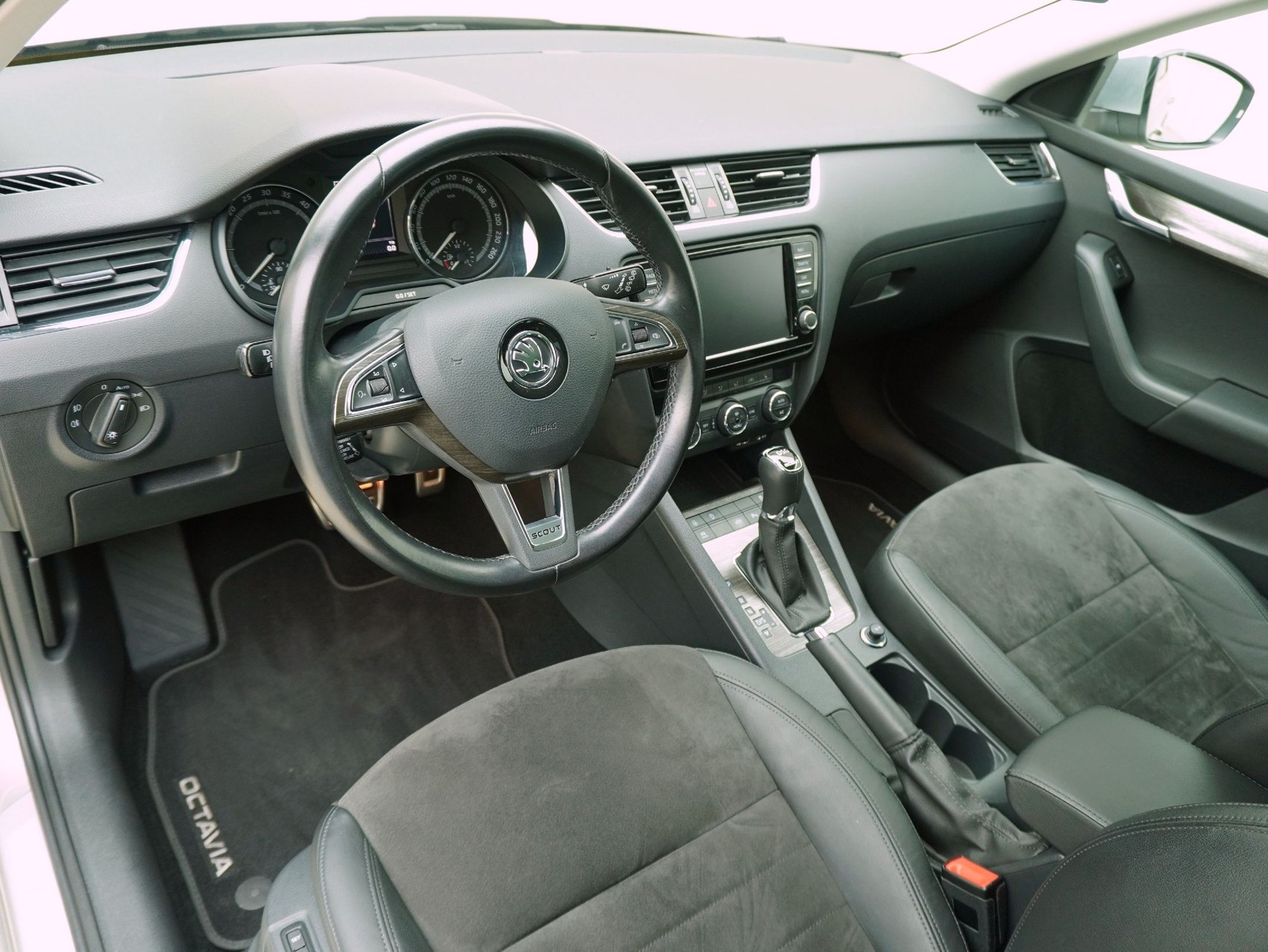 SKODA Octavia Scout 2.0 TDI DSG 4x4-image-9