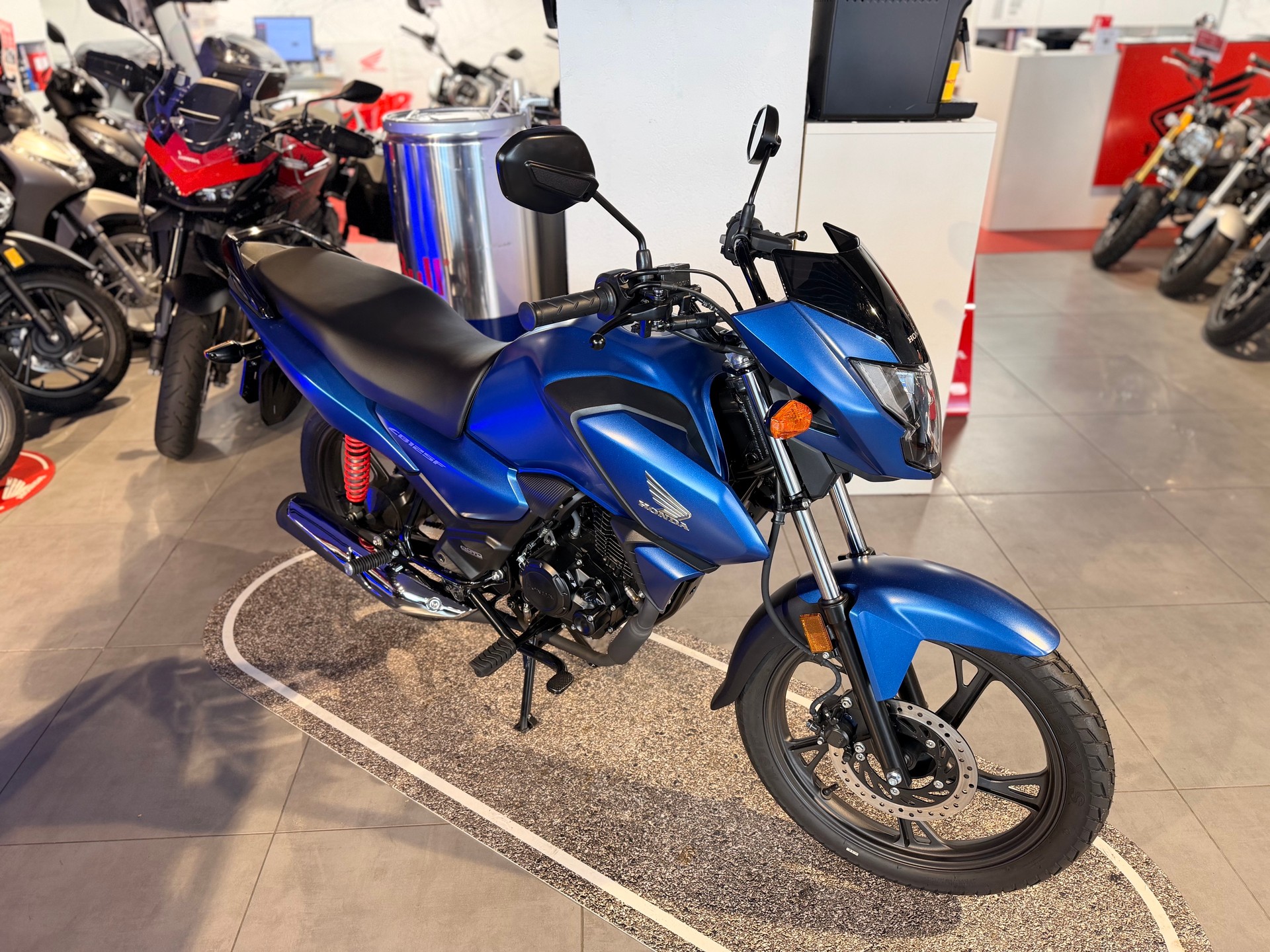 HONDA CBF 125-showroom-element-1