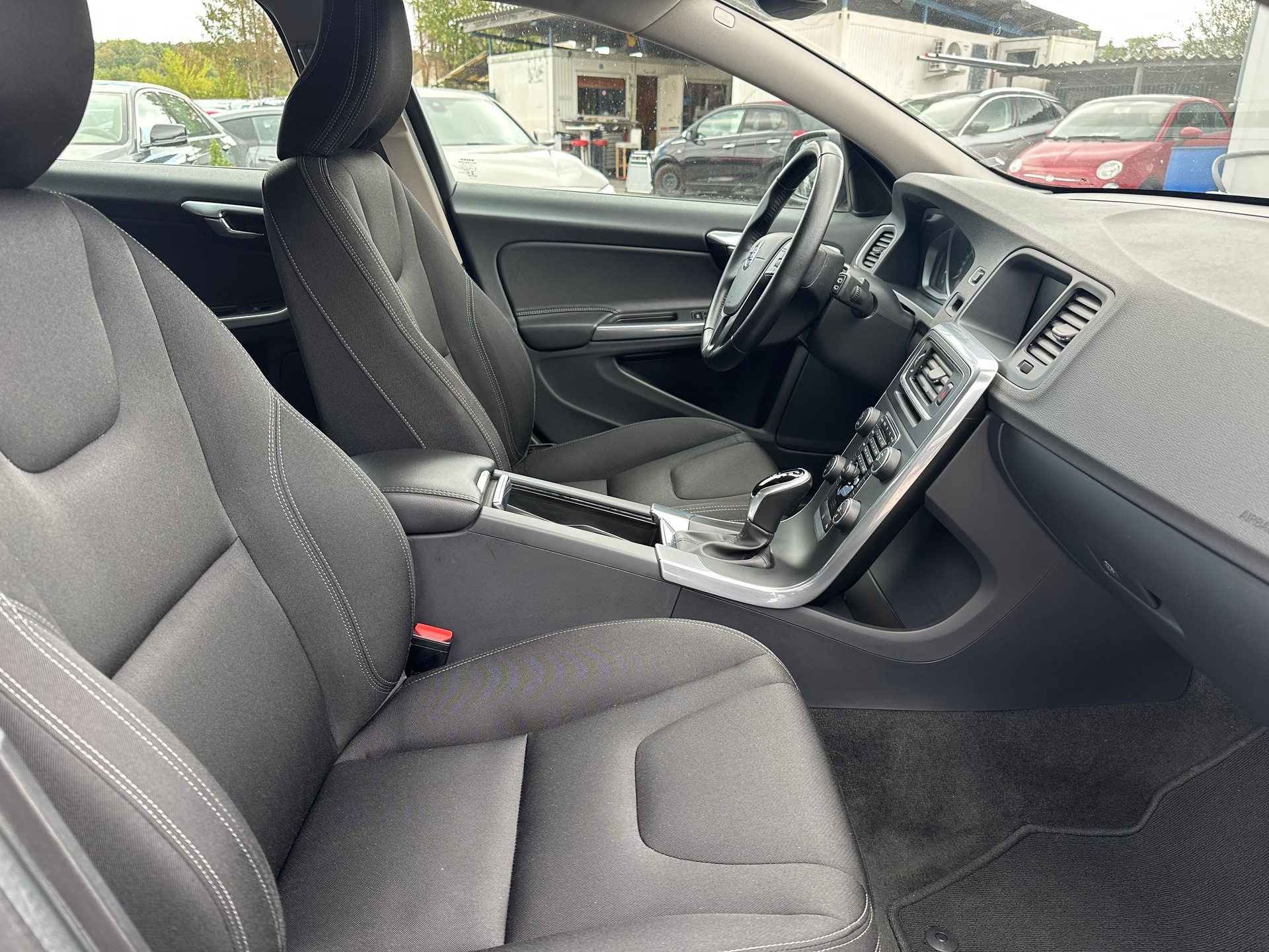 VOLVO V60 D2-image-2