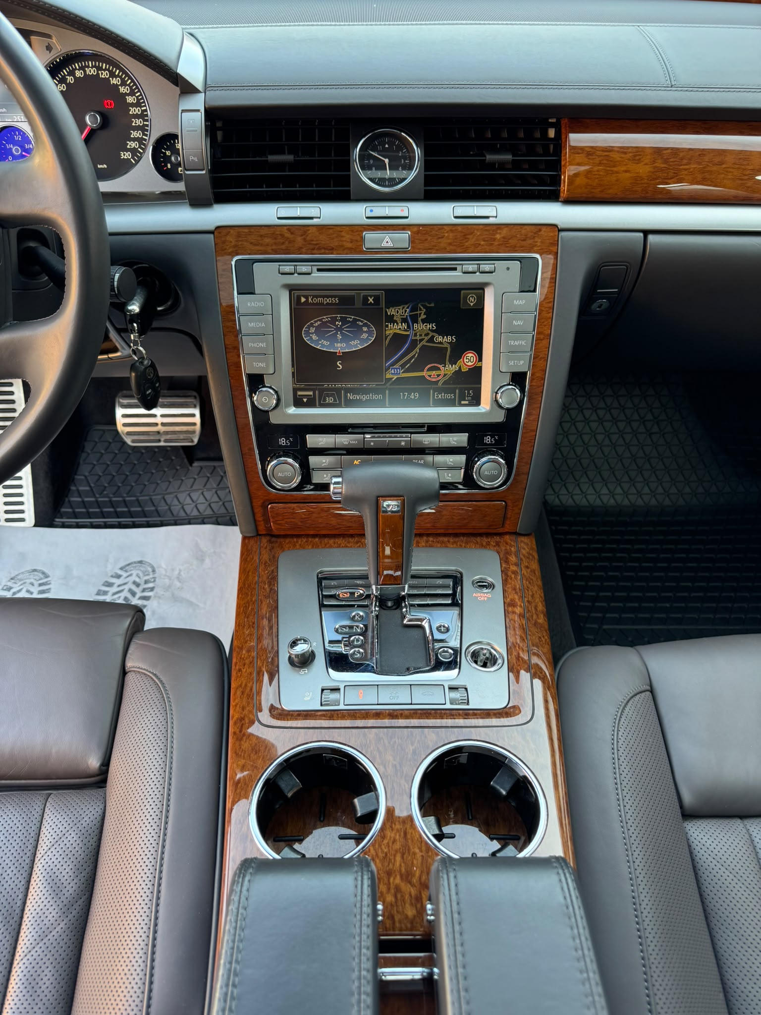 VW Phaeton 4.2 V8 4Motion Tiptronic Exclusive-image-12