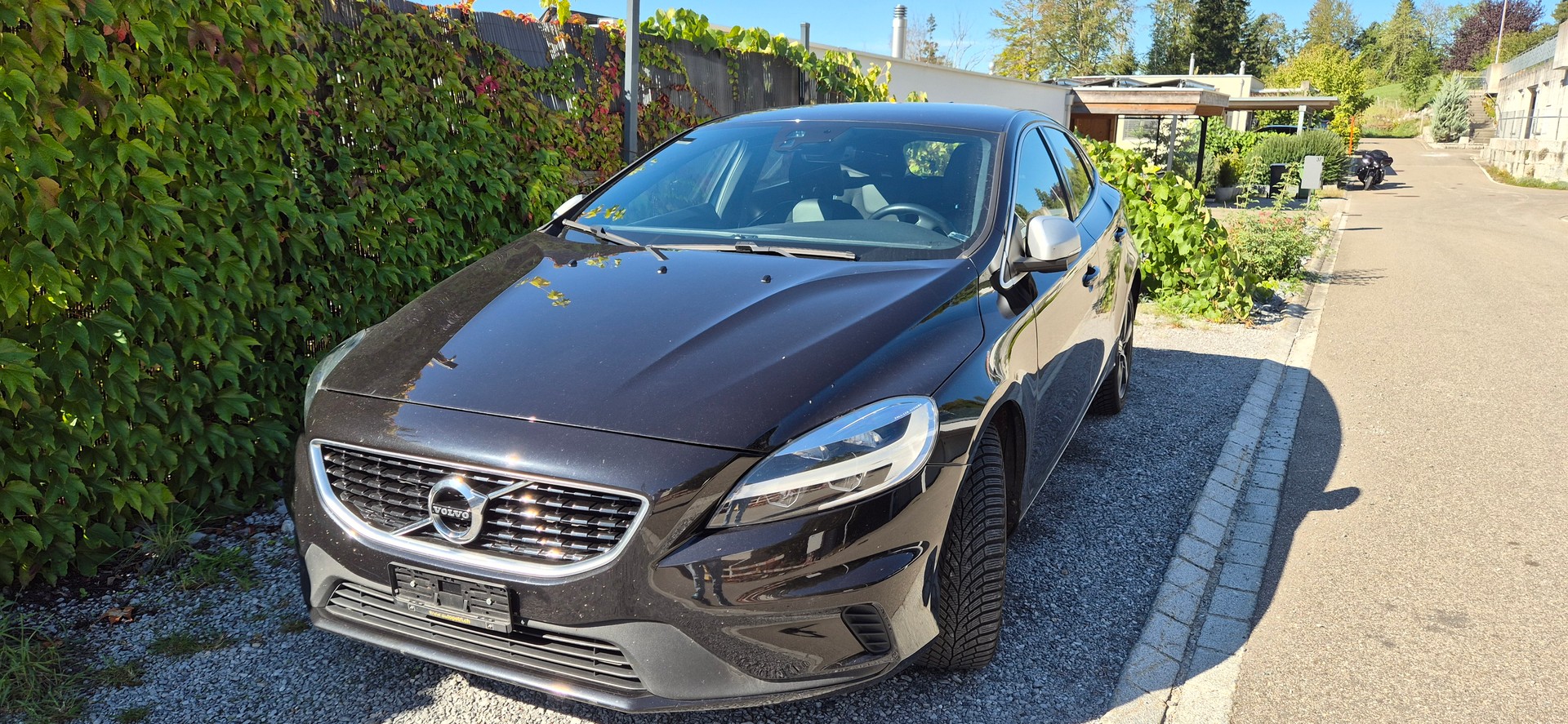 VOLVO V40 D3 R-Design-image-0