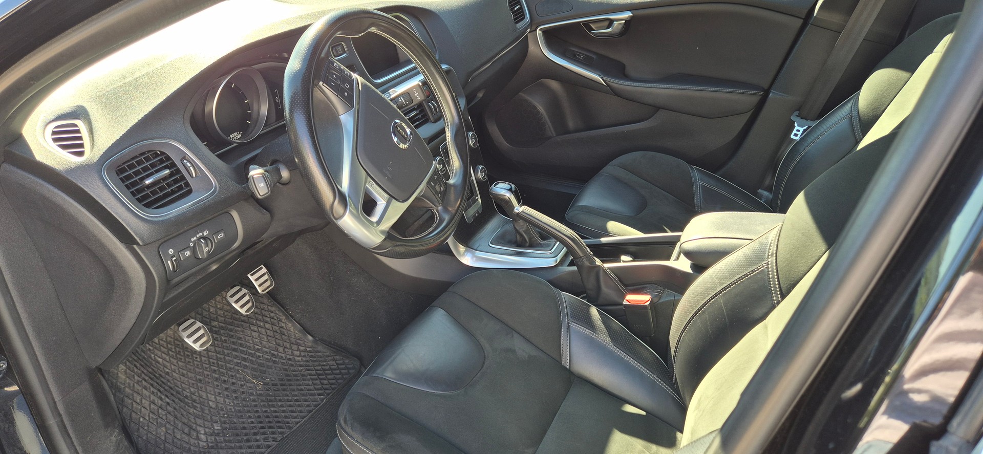 VOLVO V40 D3 R-Design-image-2