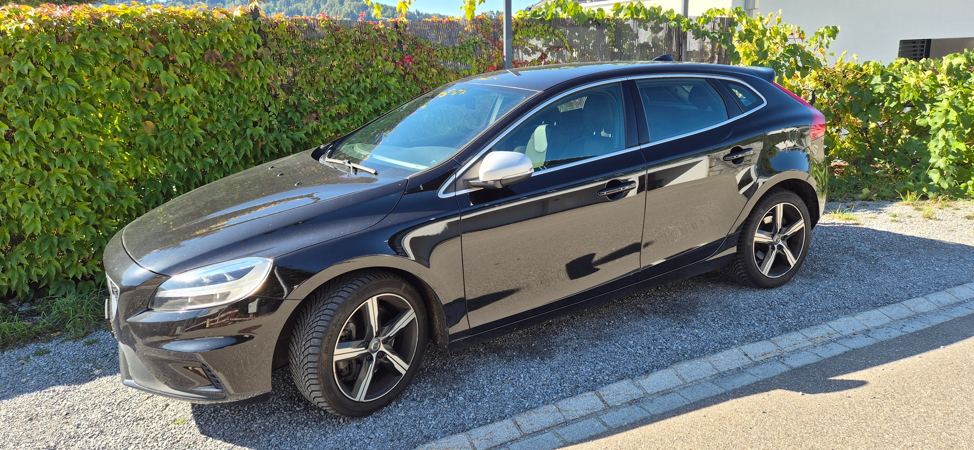 VOLVO V40 D3 R-Design-image-1