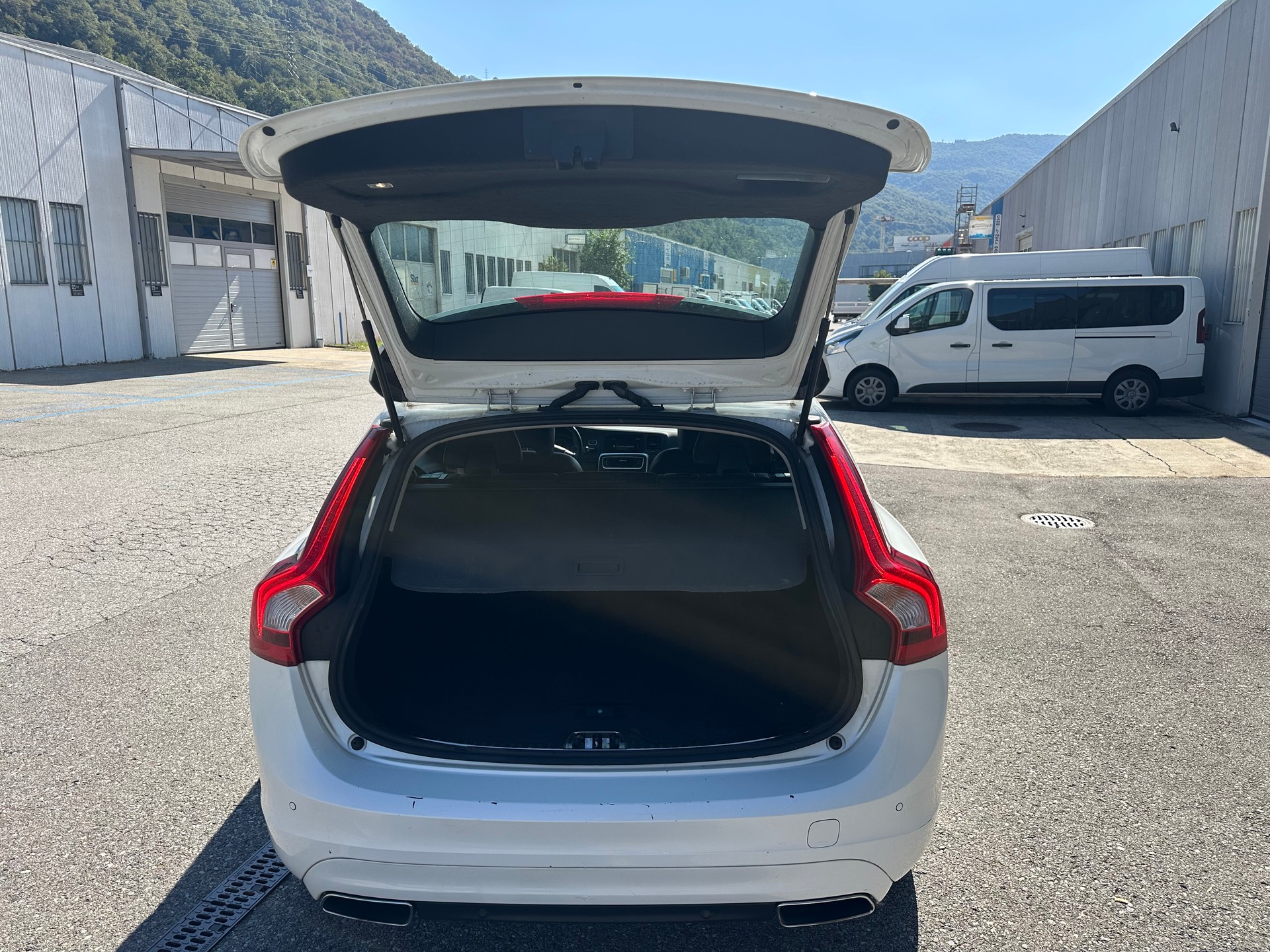 VOLVO V60 D4 Momentum-image-6