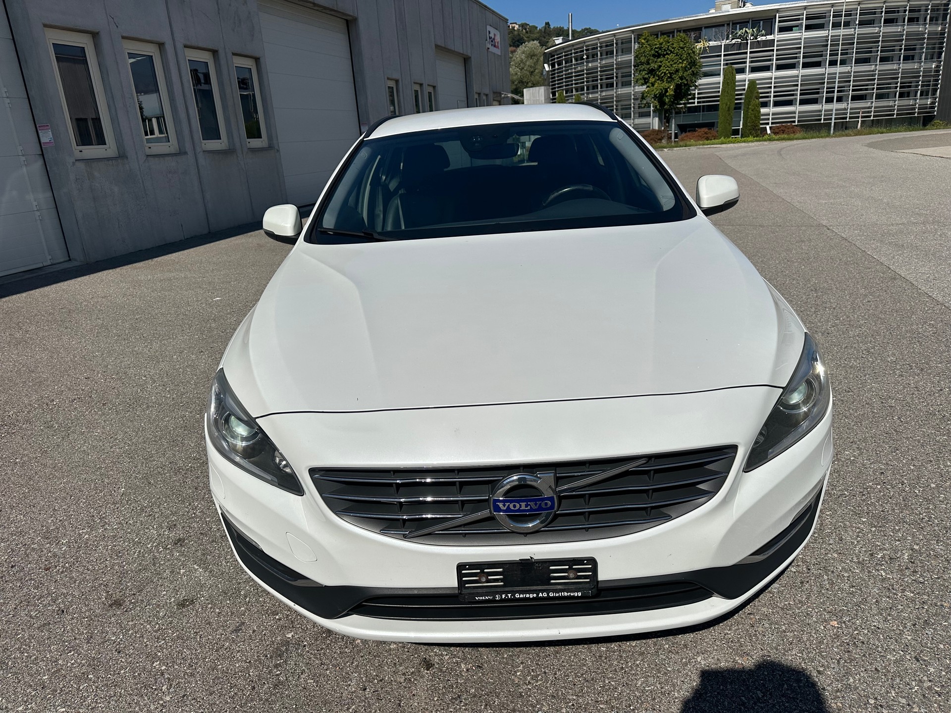 VOLVO V60 D4 Momentum-image-0