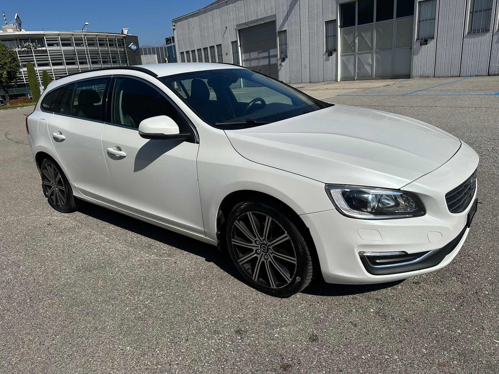 VOLVO V60 D4 Momentum-image-2
