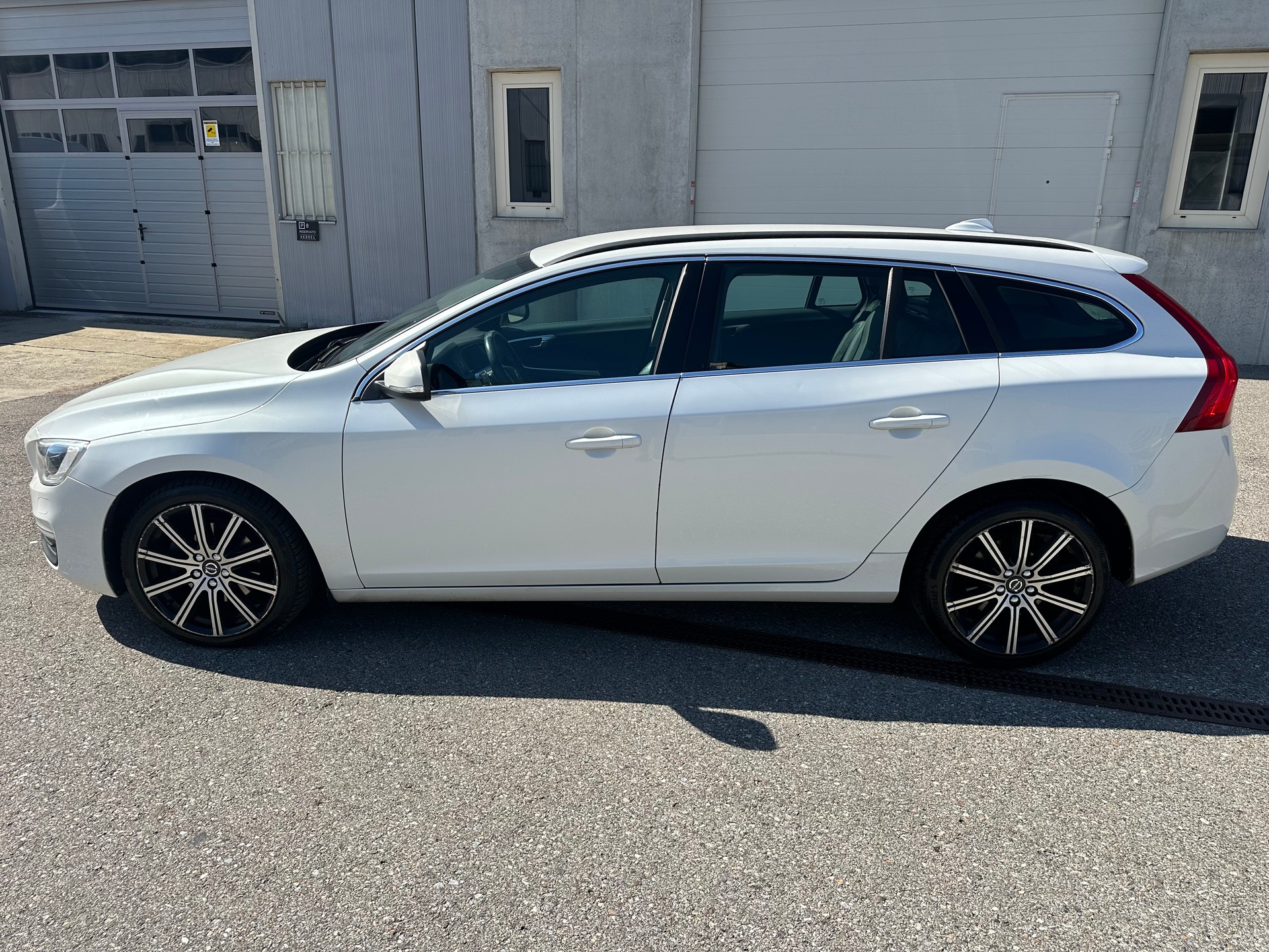 VOLVO V60 D4 Momentum-image-5