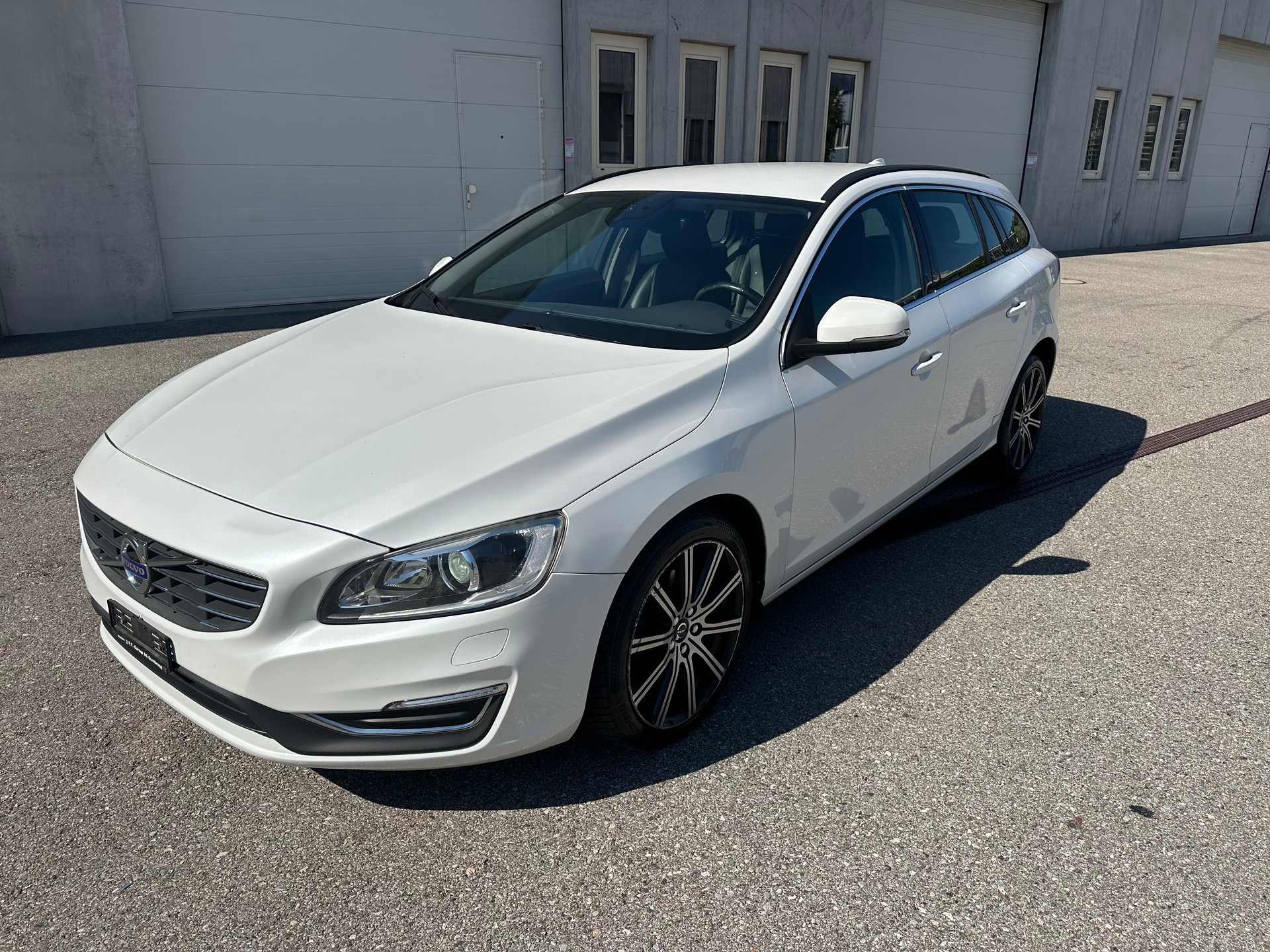 VOLVO V60 D4 Momentum-image-1