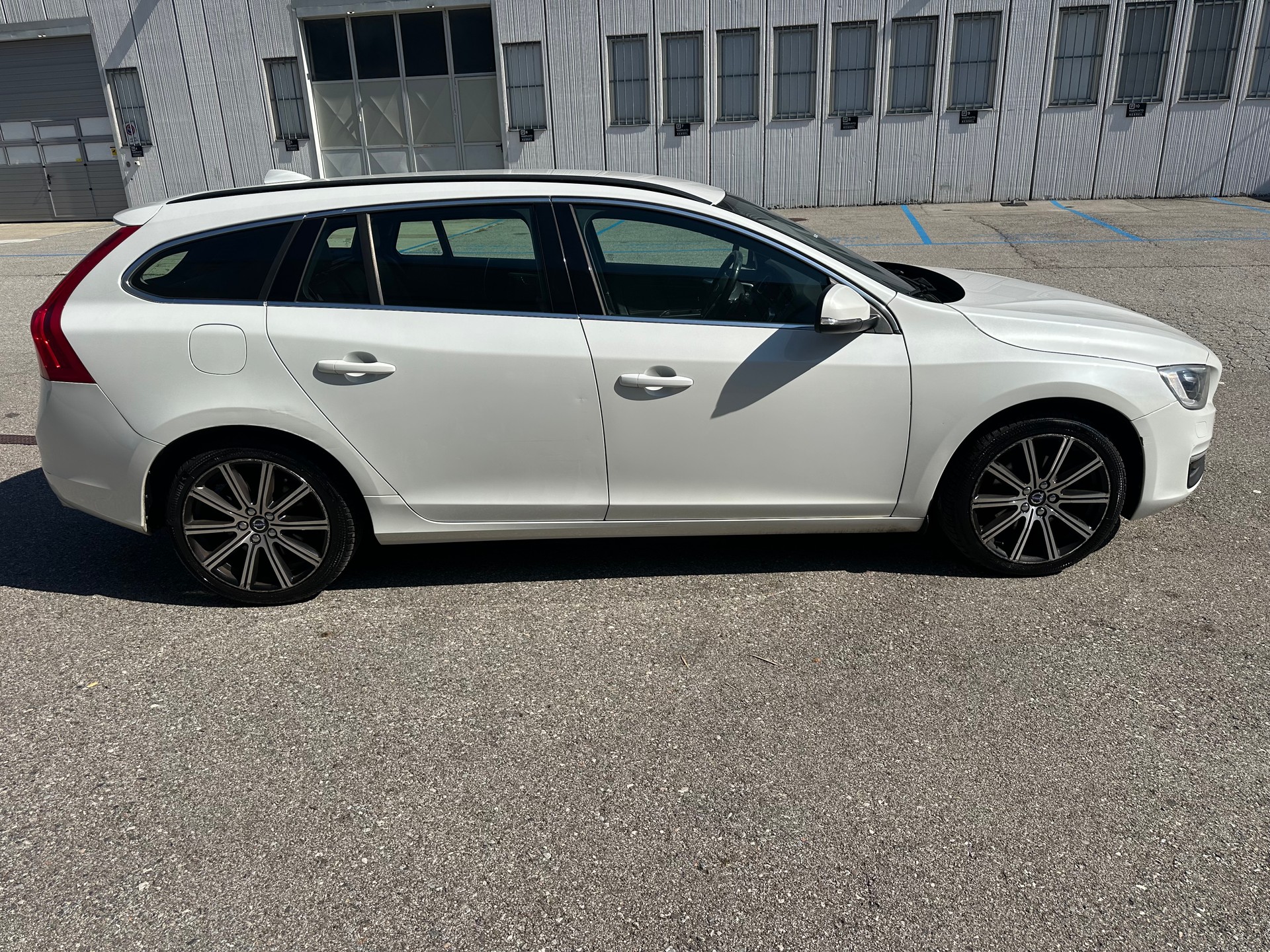 VOLVO V60 D4 Momentum-image-4