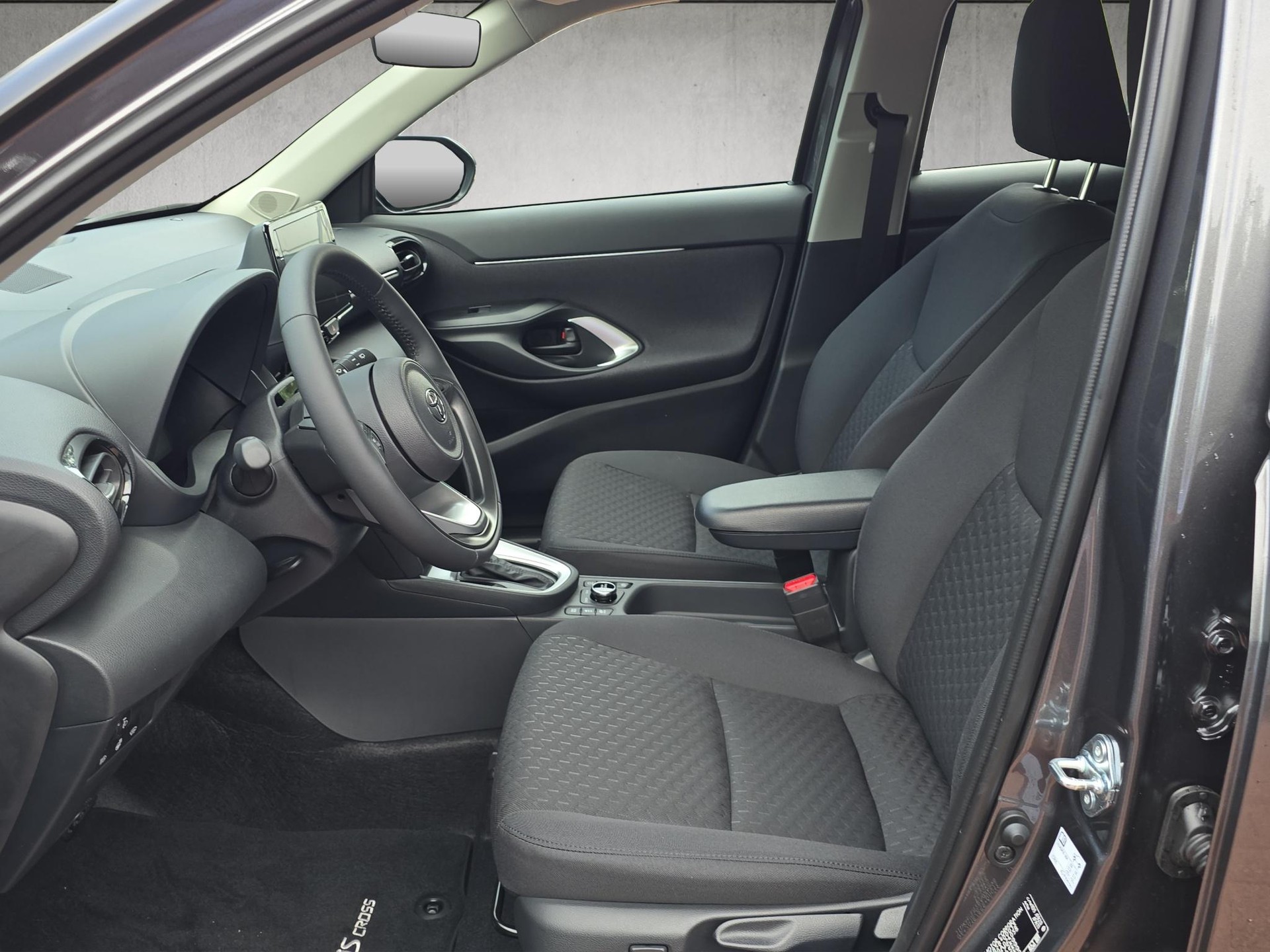 TOYOTA Yaris Cross 1.5 VVT-i HSD Comfort AWD-i-image-8