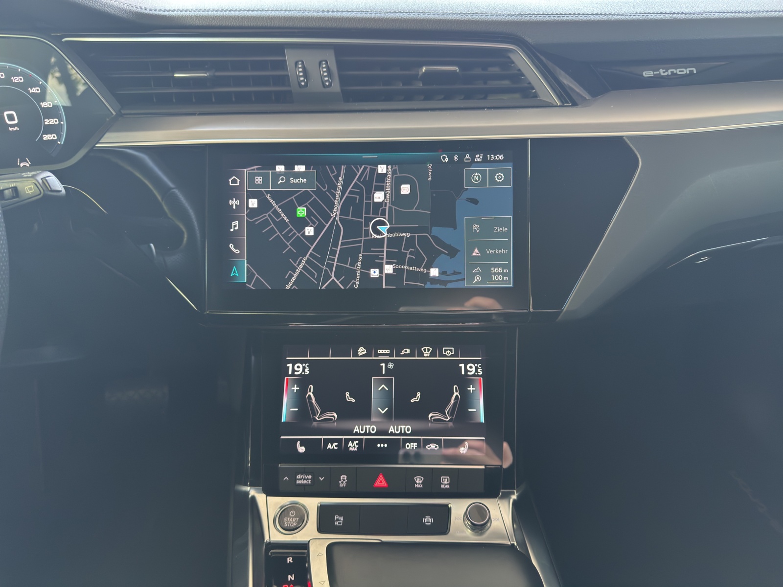 AUDI e-tron 50 Advanced quattro-image-10
