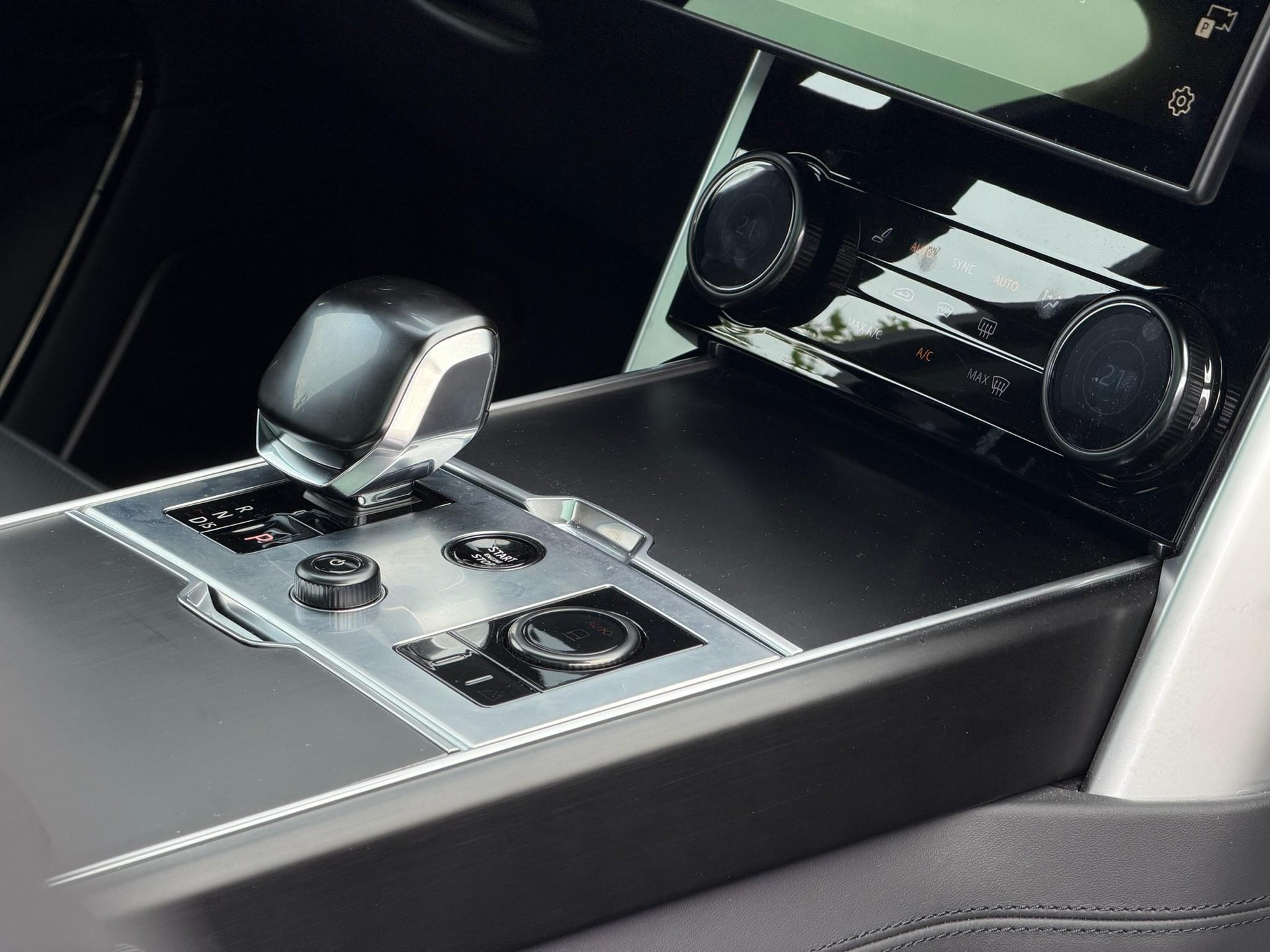 LAND ROVER Range Rover 4.4 V8 SV-image-10