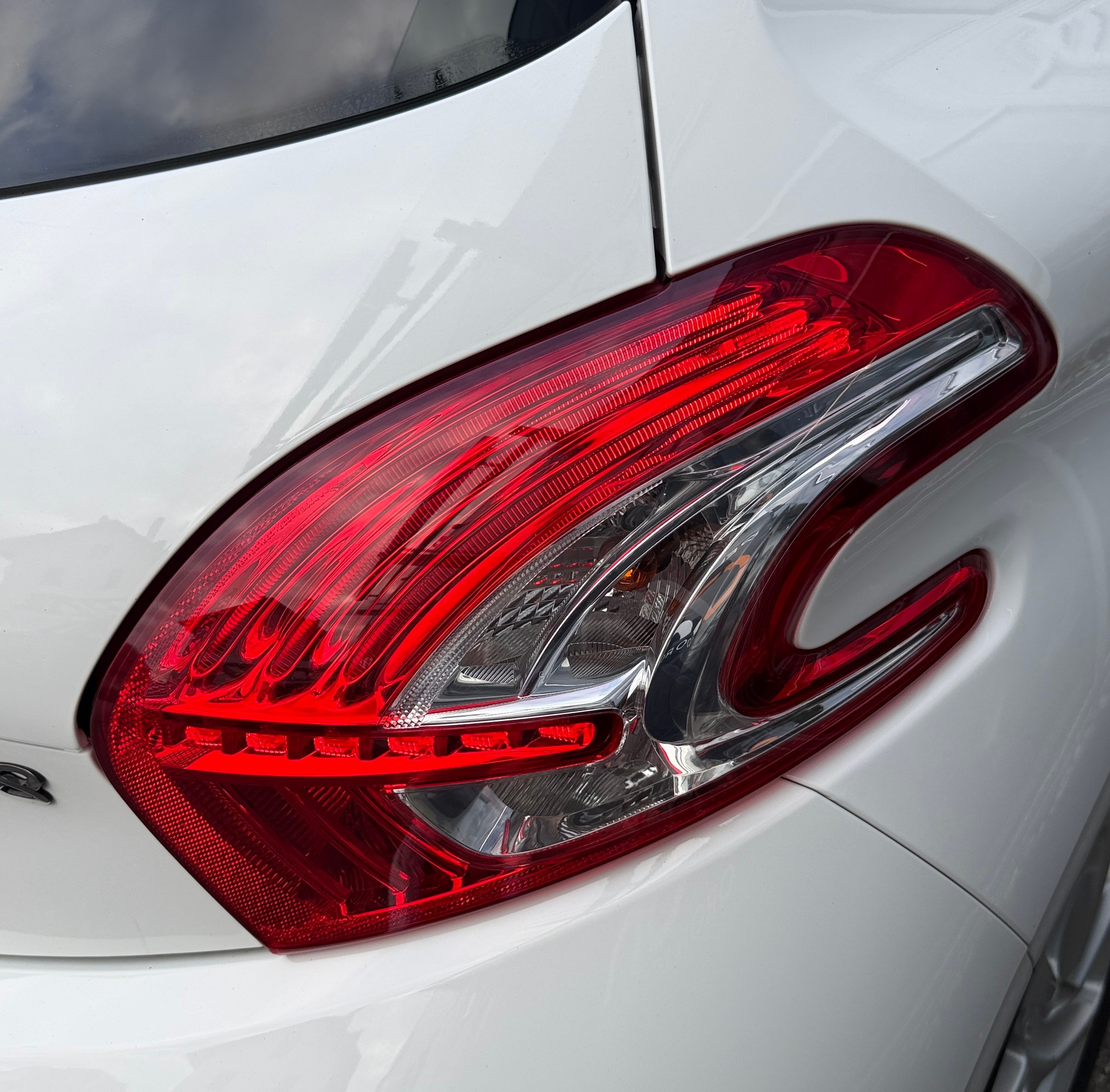 PEUGEOT 208 1.2 VTI Style-image-6