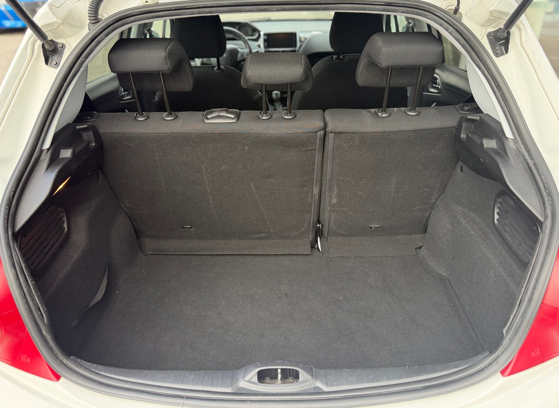PEUGEOT 208 1.2 VTI Style-image-8