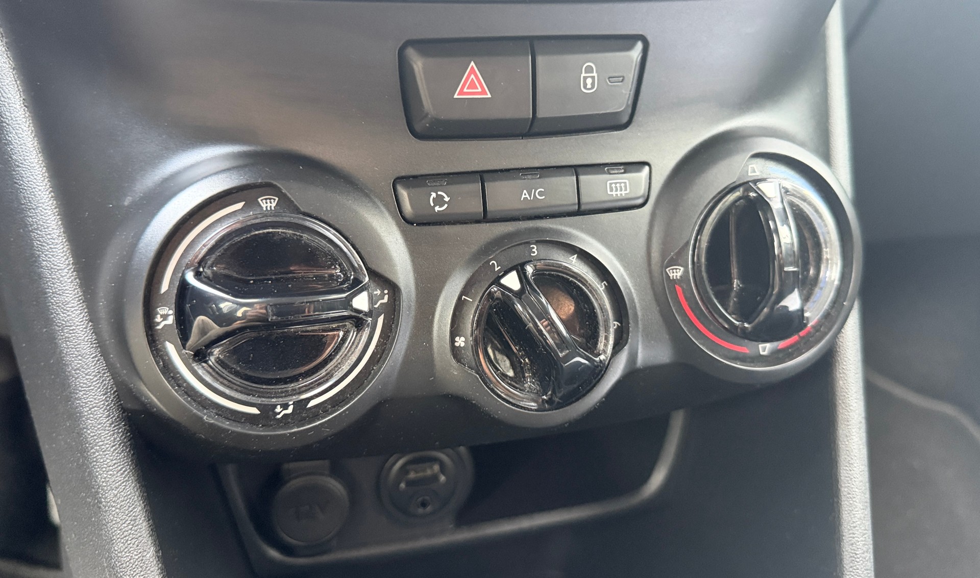 PEUGEOT 208 1.2 VTI Style-image-18