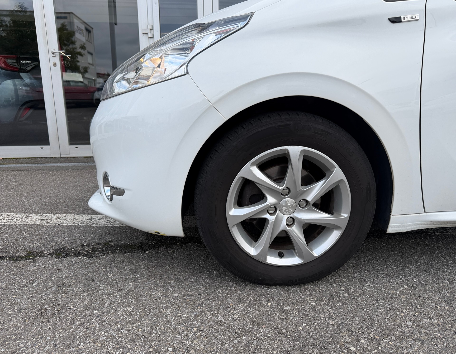 PEUGEOT 208 1.2 VTI Style-image-3