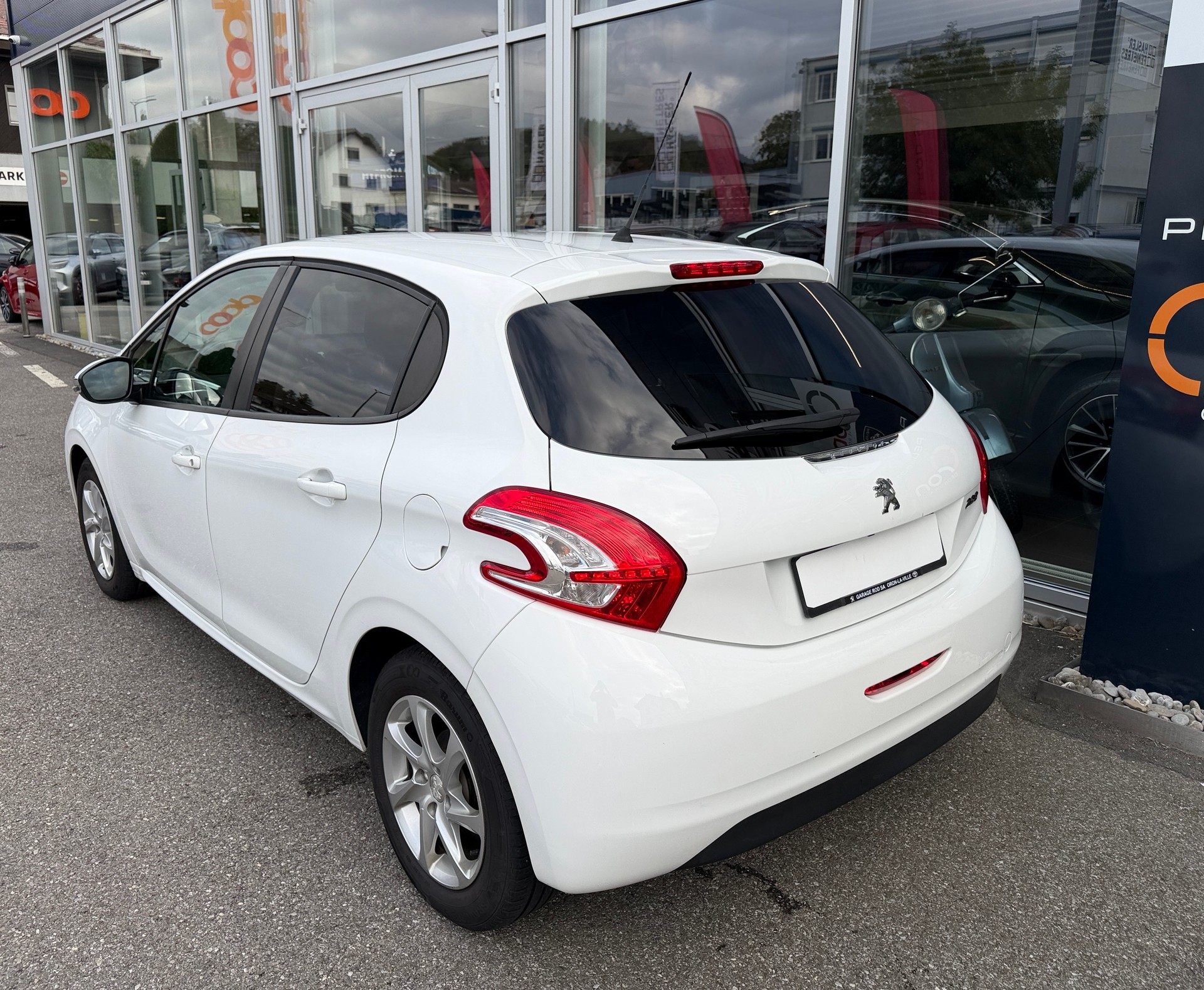 PEUGEOT 208 1.2 VTI Style-image-5