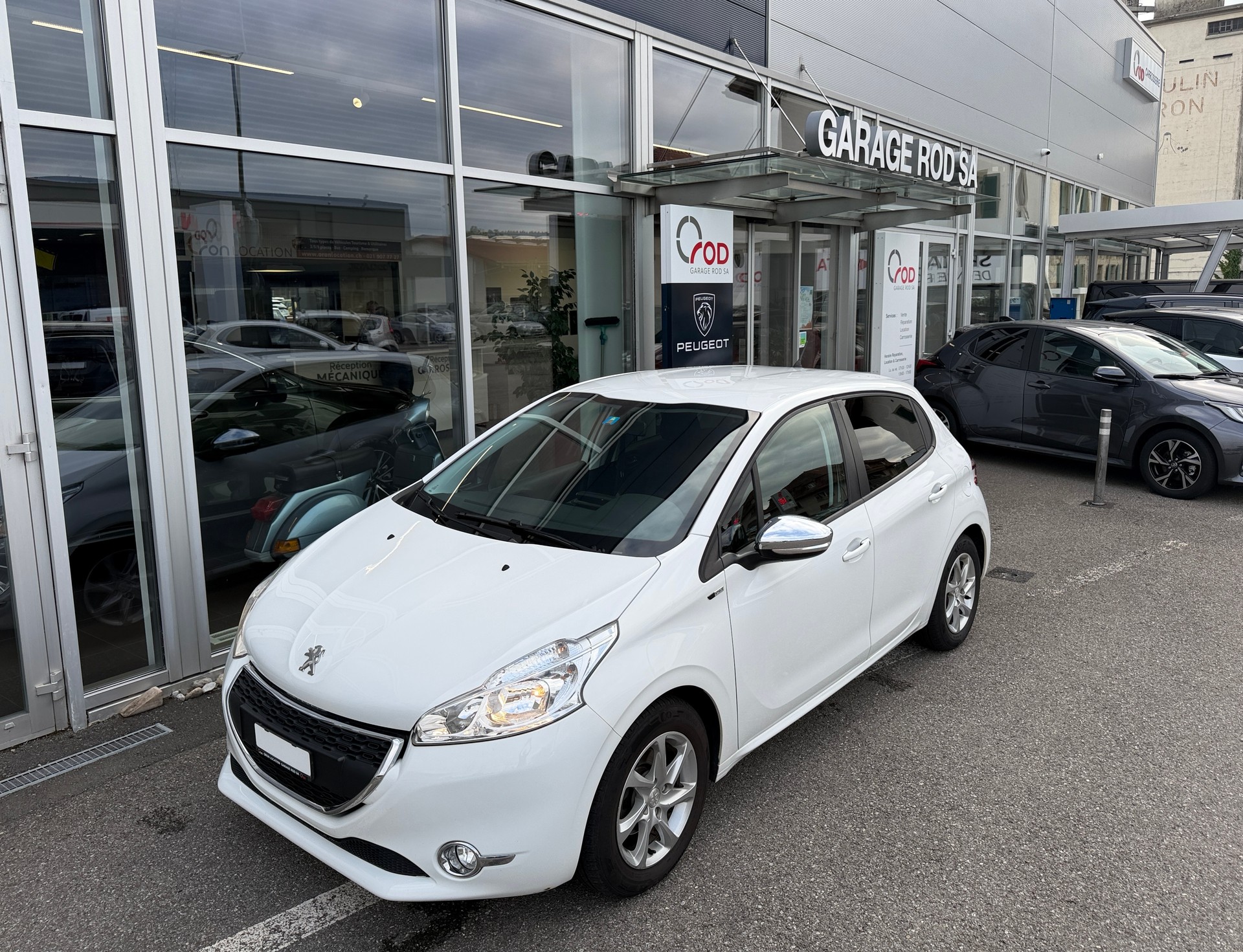 PEUGEOT 208 1.2 VTI Style-image-19