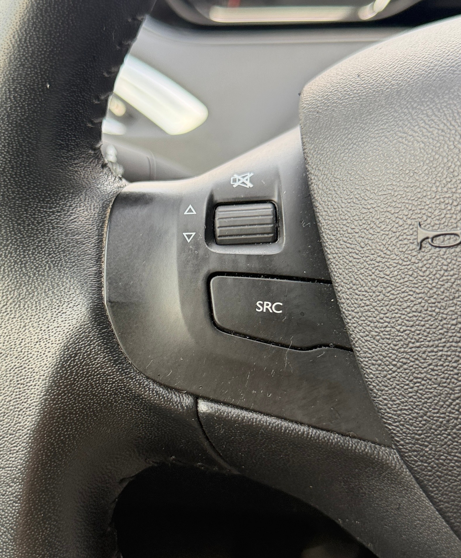PEUGEOT 208 1.2 VTI Style-image-13