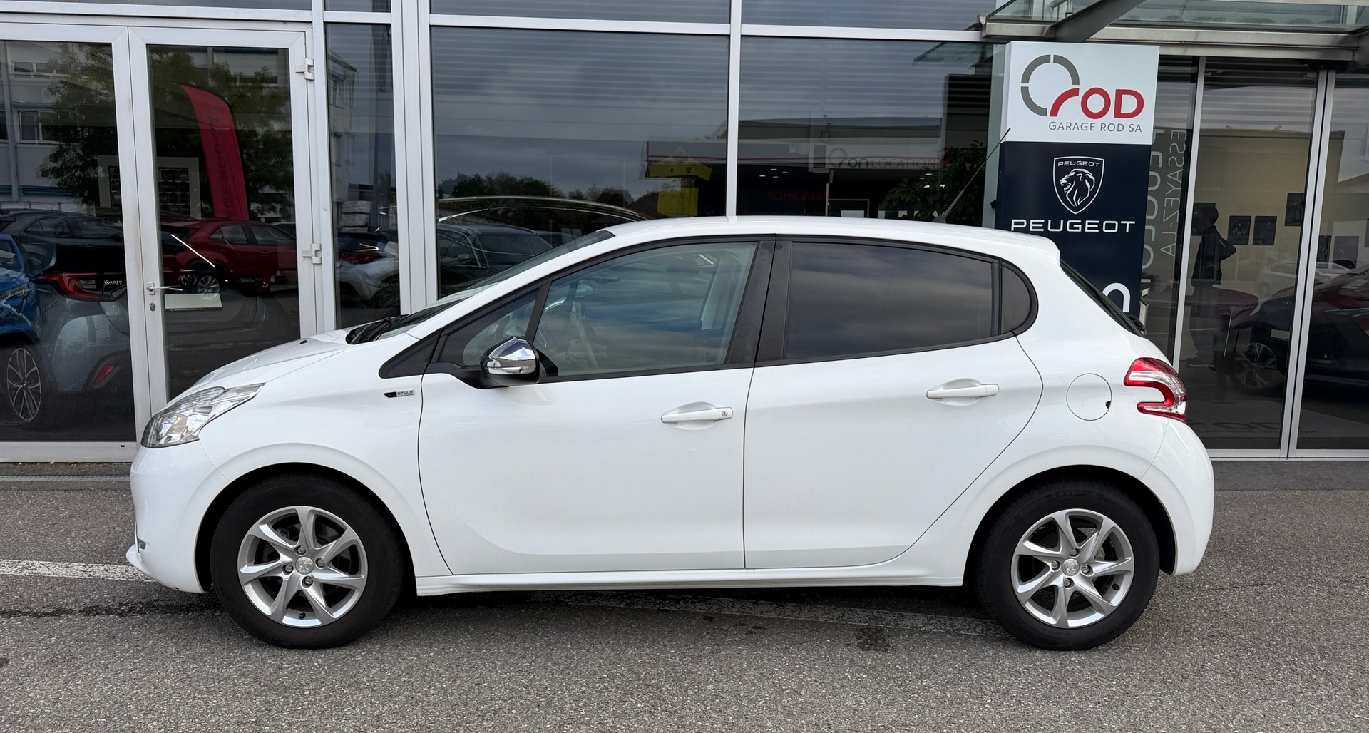 PEUGEOT 208 1.2 VTI Style-image-4