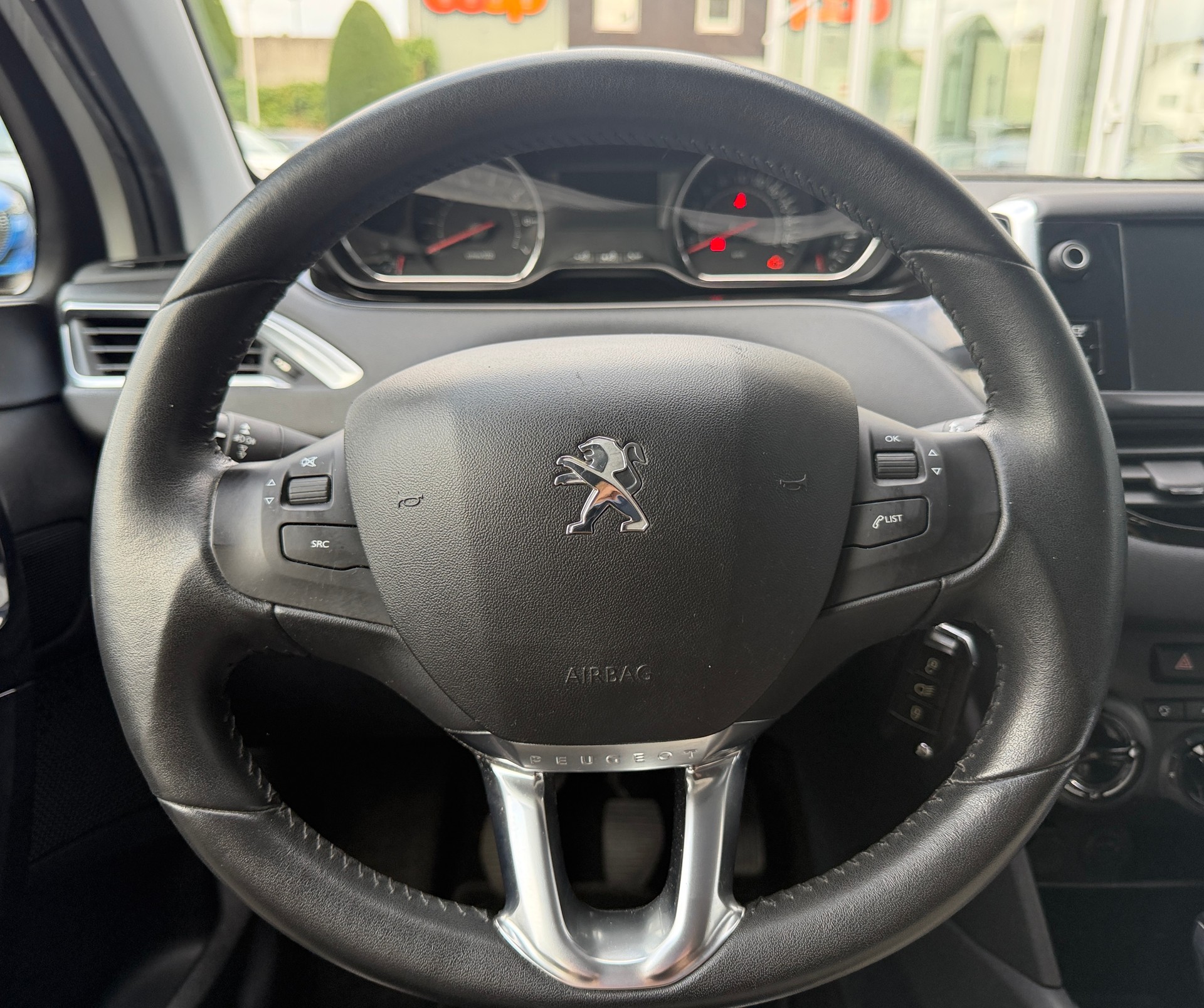 PEUGEOT 208 1.2 VTI Style-image-12