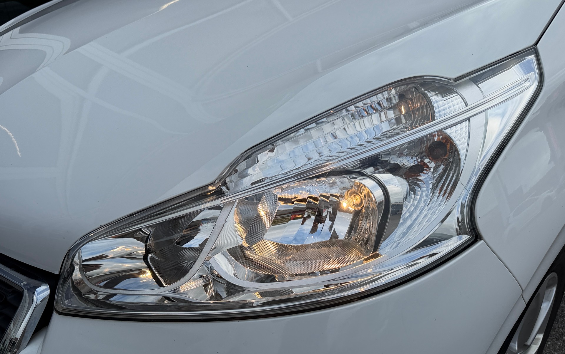 PEUGEOT 208 1.2 VTI Style-image-2