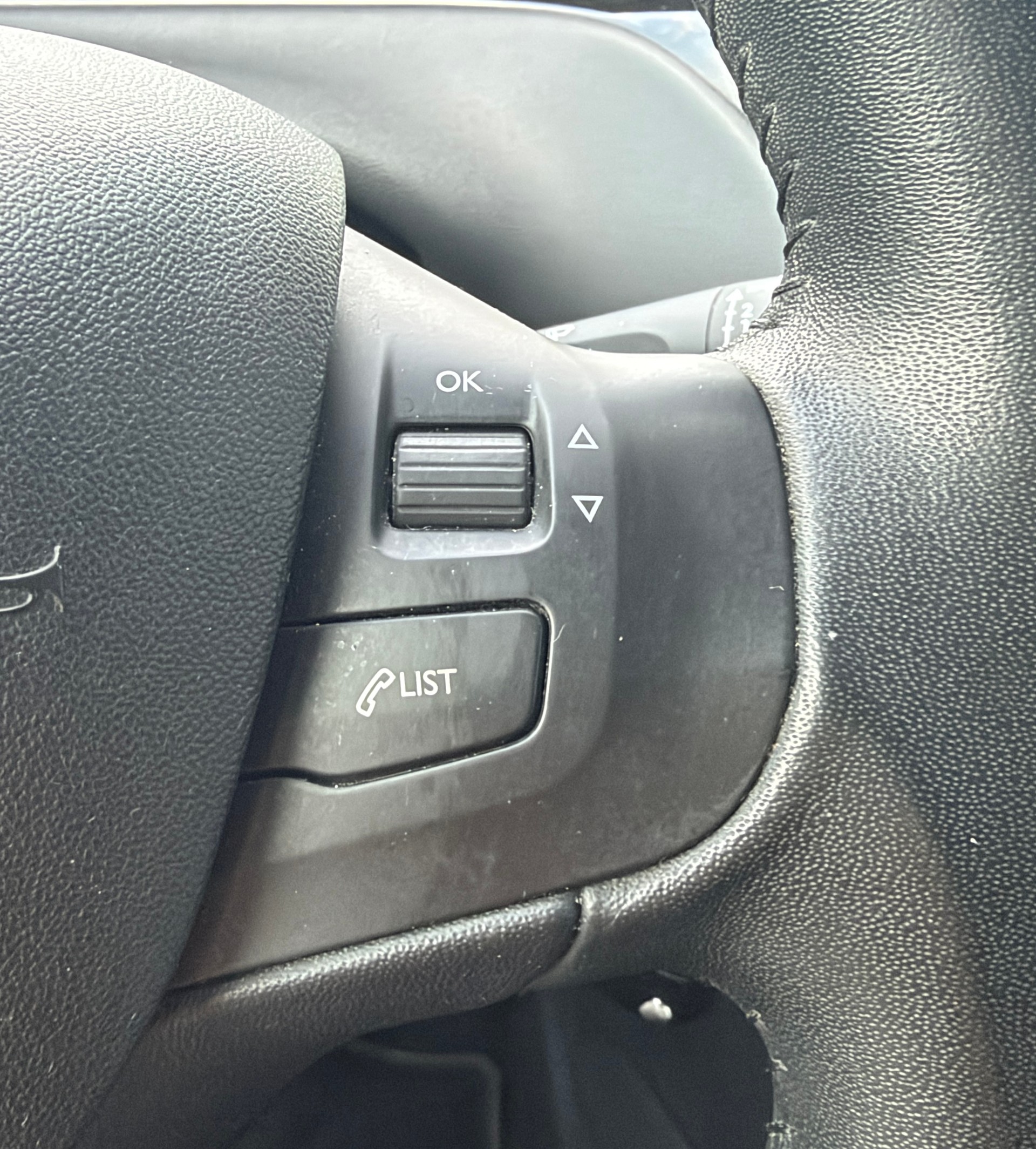 PEUGEOT 208 1.2 VTI Style-image-14