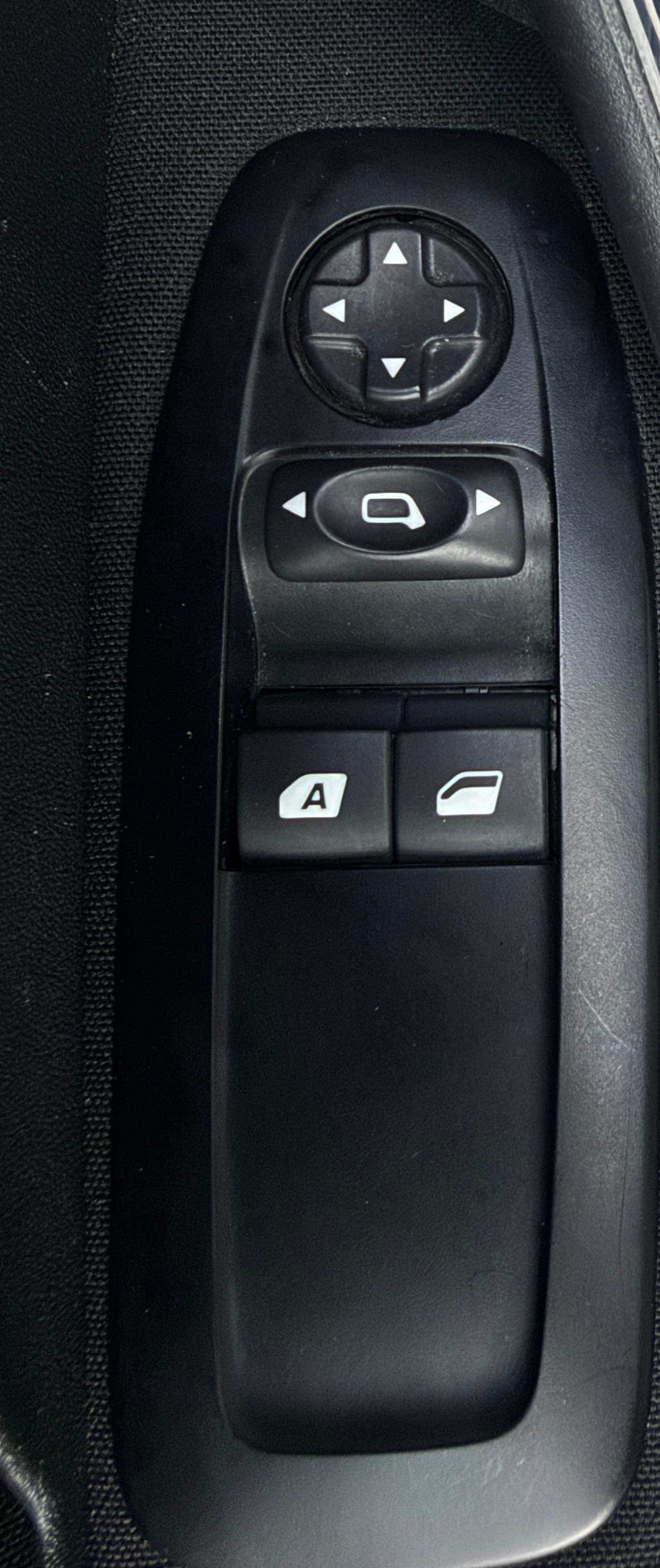 PEUGEOT 208 1.2 VTI Style-image-16