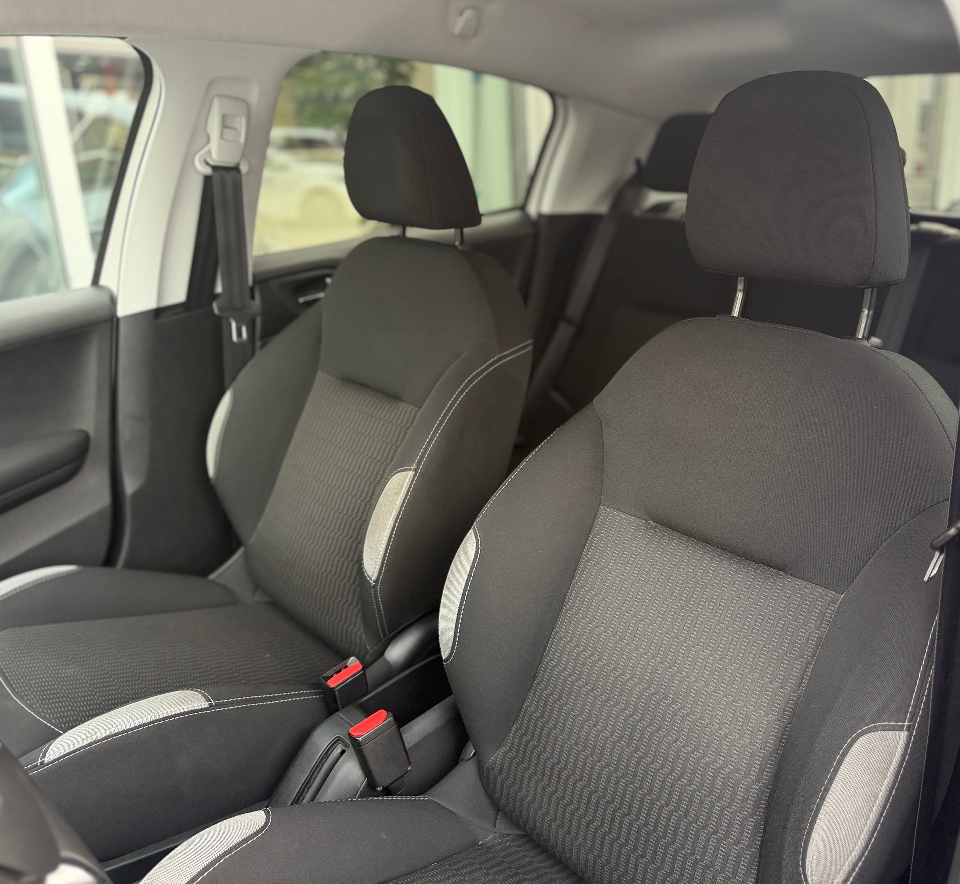PEUGEOT 208 1.2 VTI Style-image-10