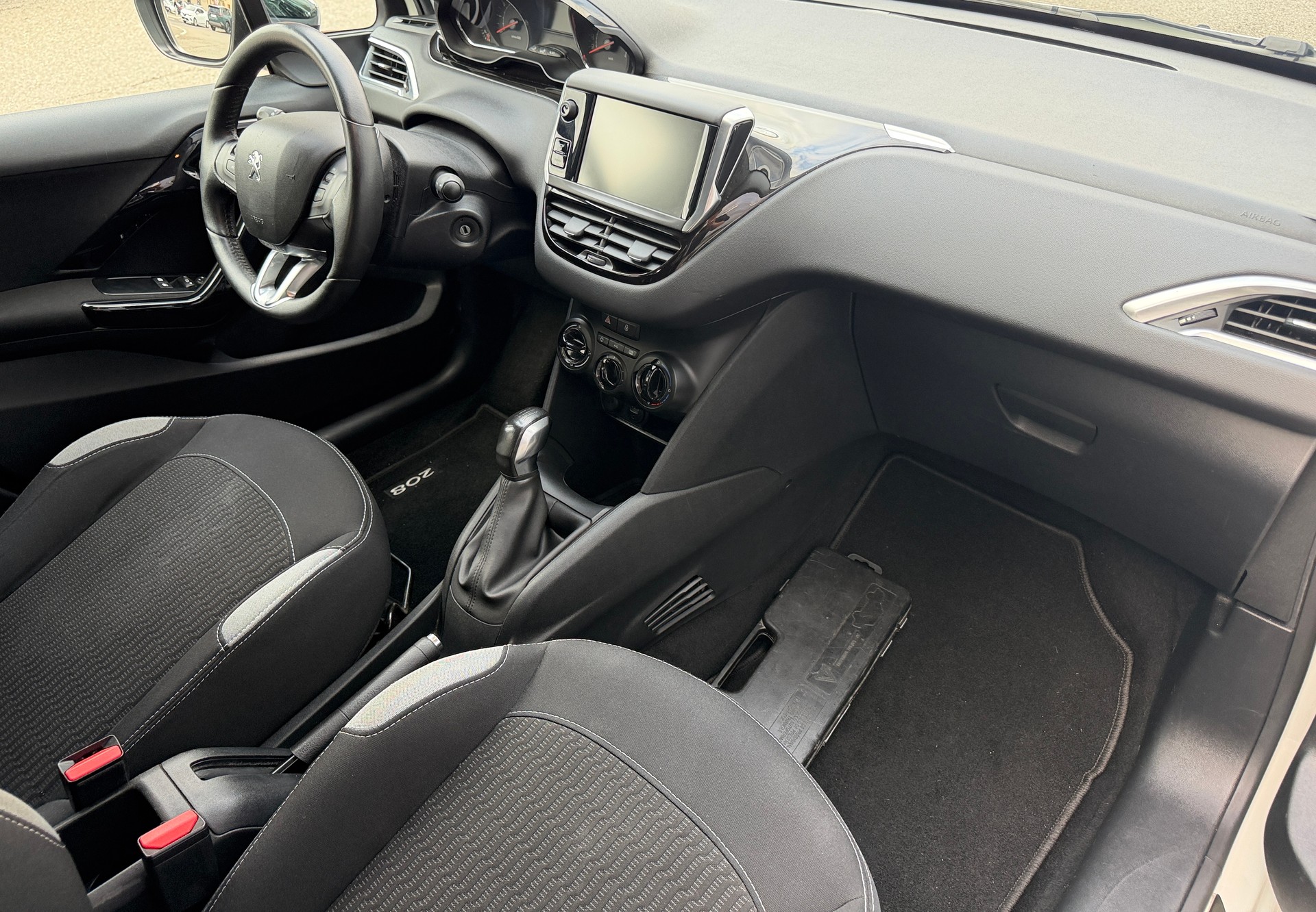 PEUGEOT 208 1.2 VTI Style-image-9