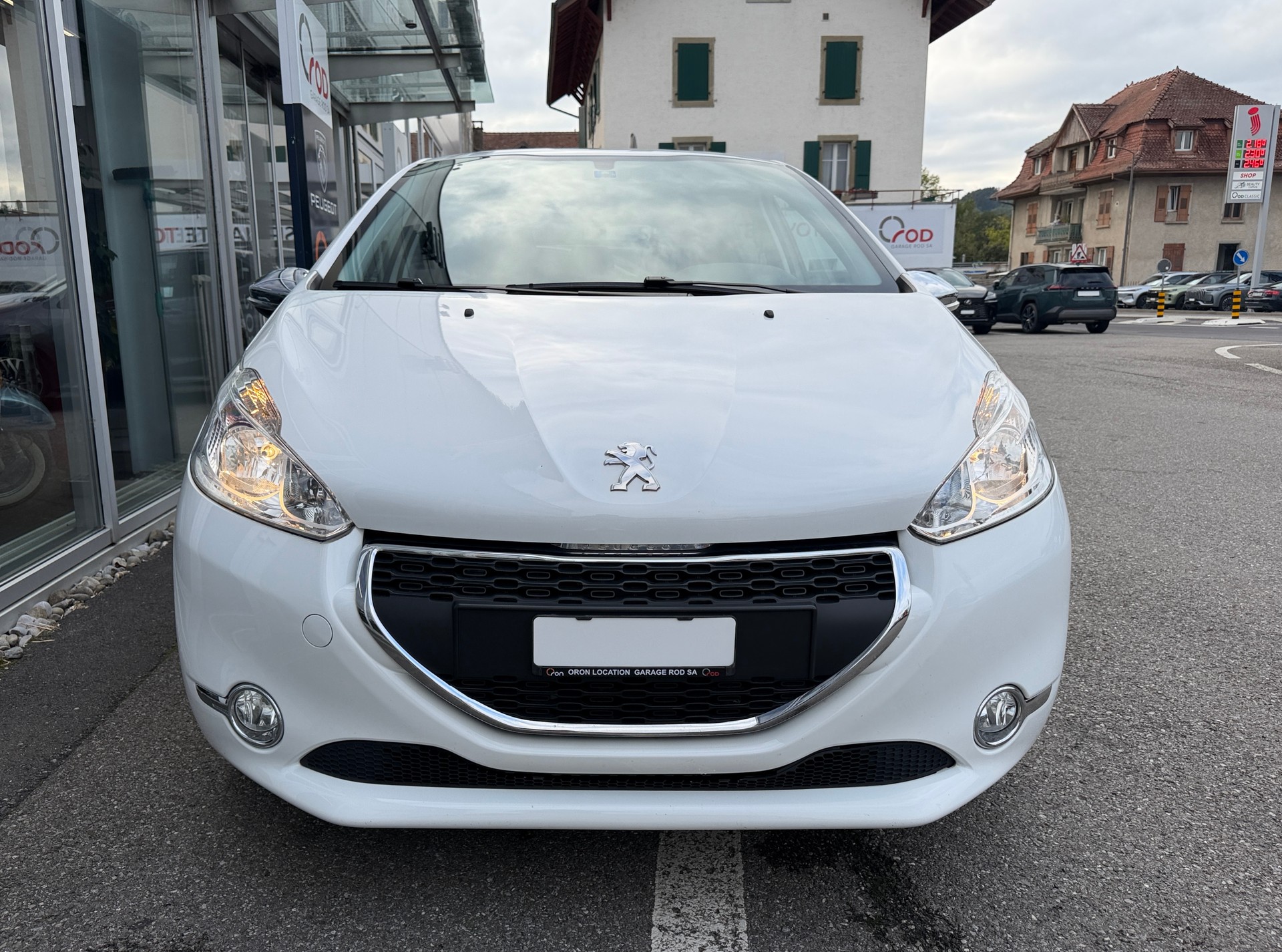 PEUGEOT 208 1.2 VTI Style-image-1