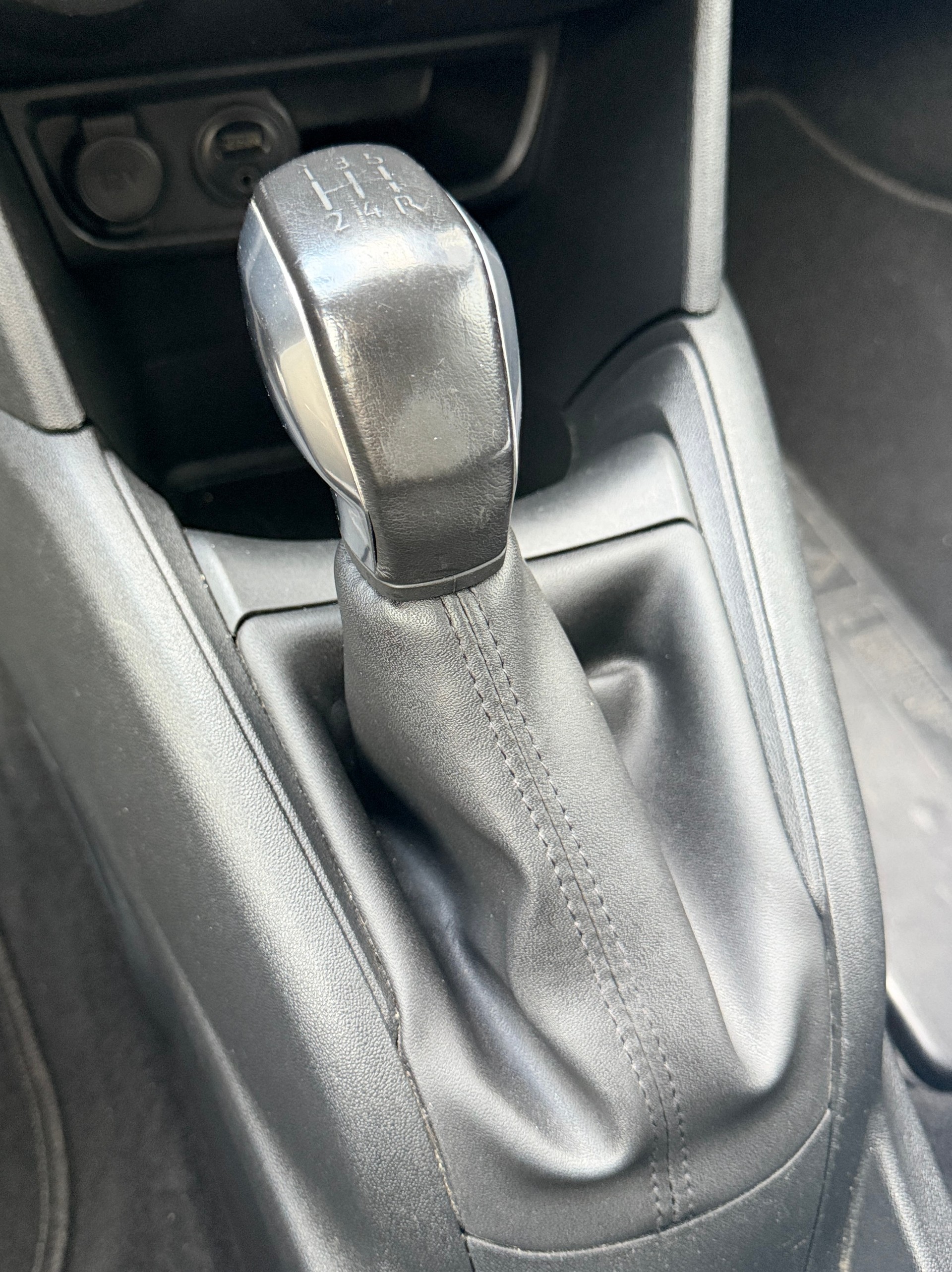 PEUGEOT 208 1.2 VTI Style-image-17