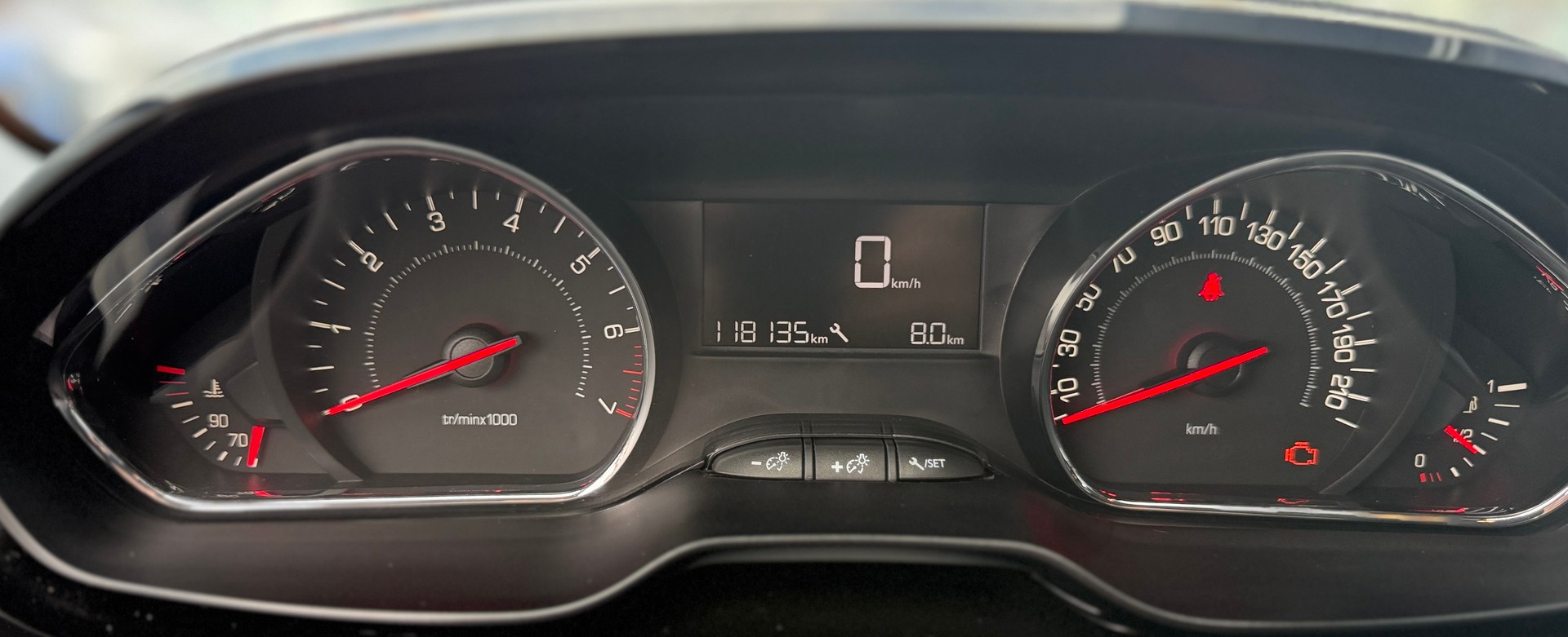 PEUGEOT 208 1.2 VTI Style-image-15