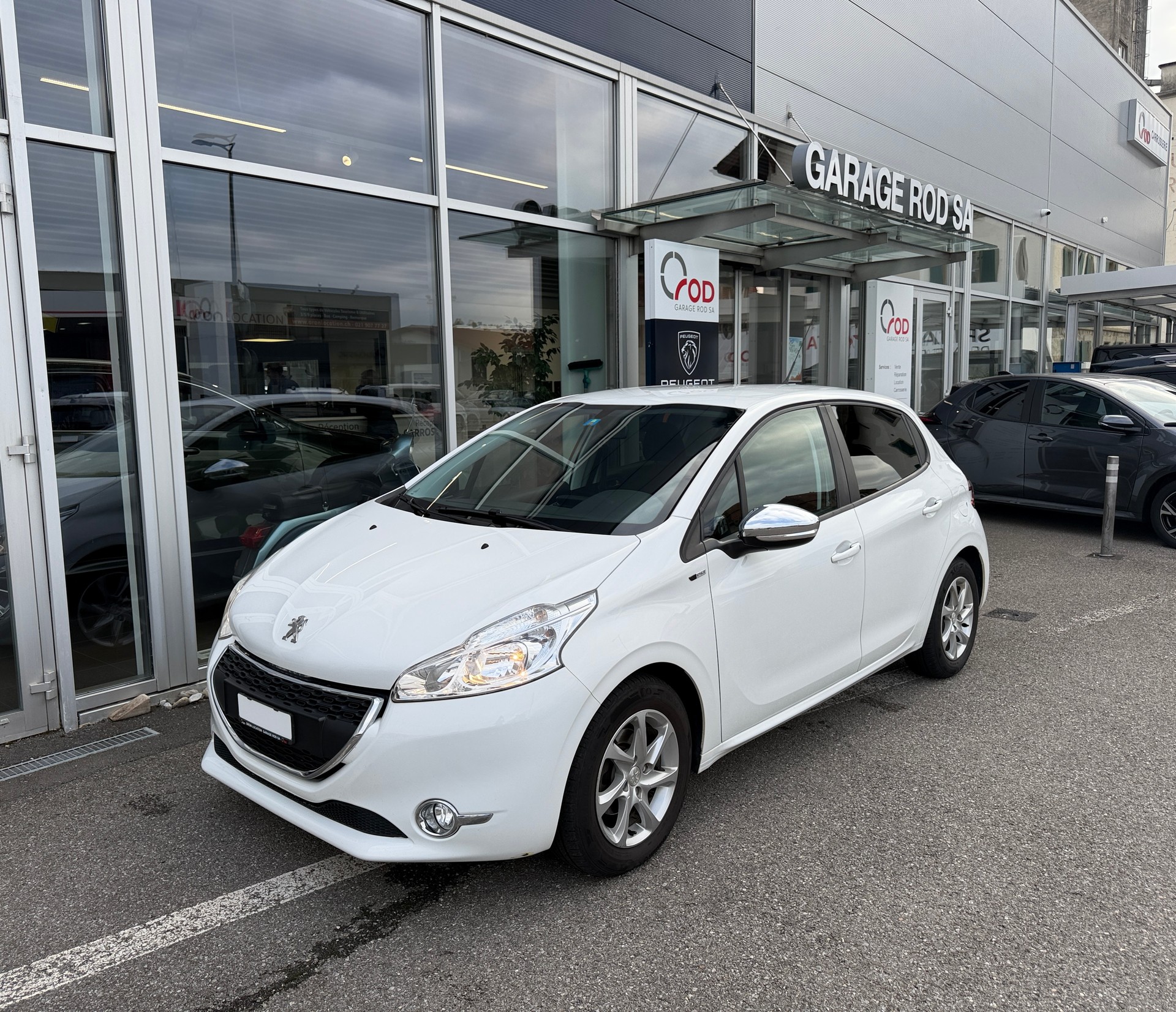 PEUGEOT 208 1.2 VTI Style-image-0