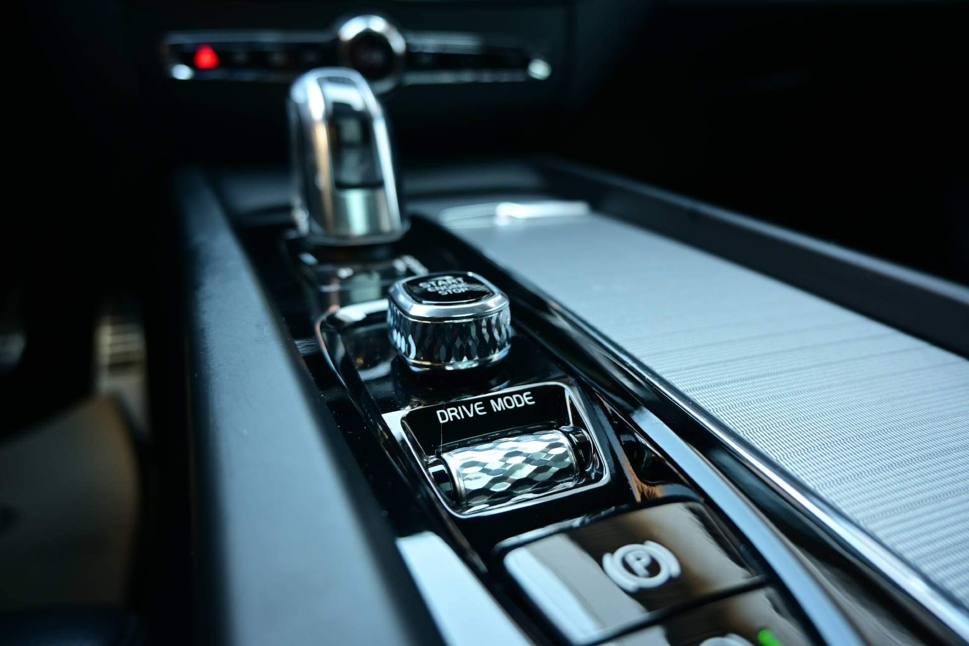 VOLVO XC60 2.0 T8 TE R-Design AWD-image-13