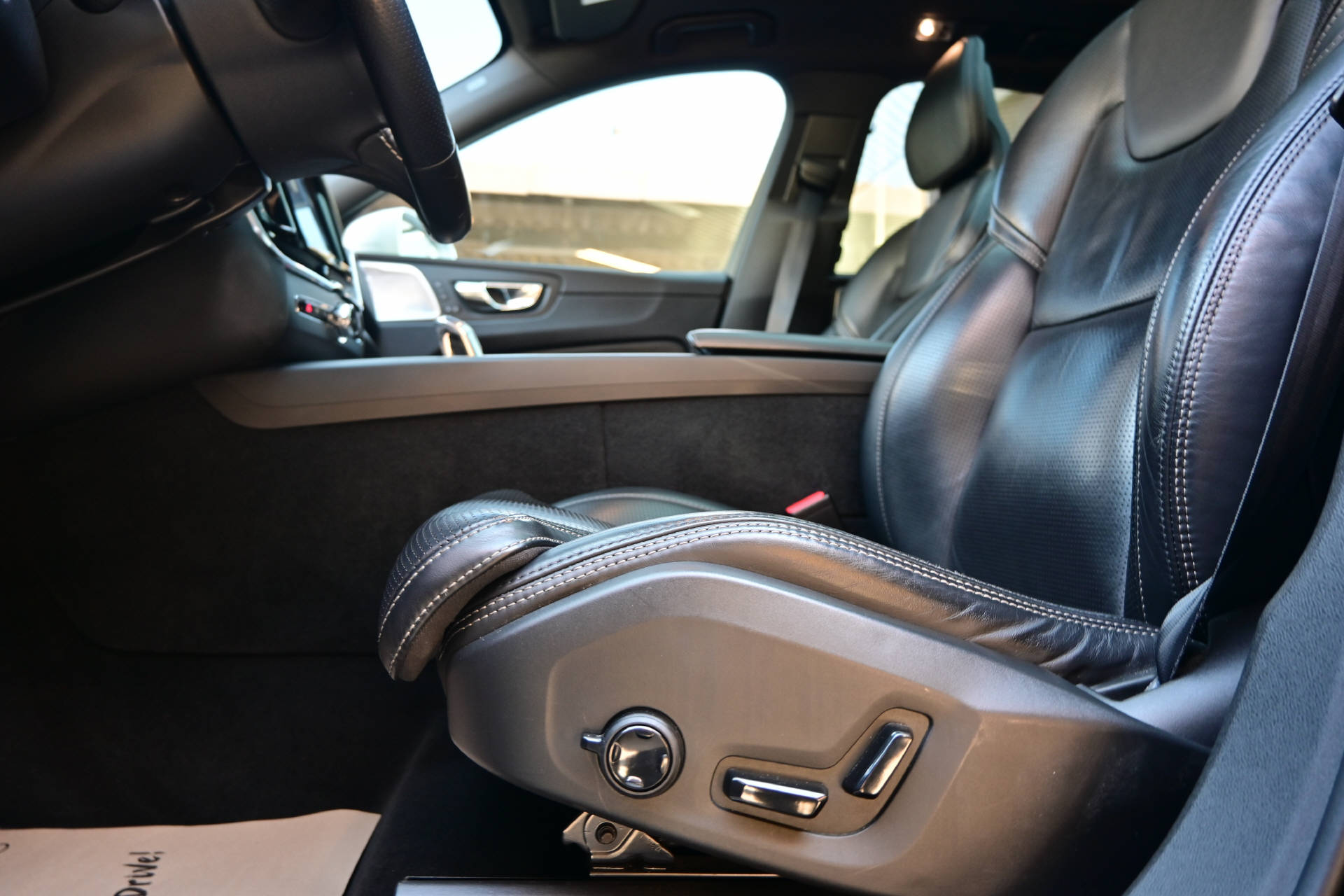 VOLVO XC60 2.0 T8 TE R-Design AWD-image-9