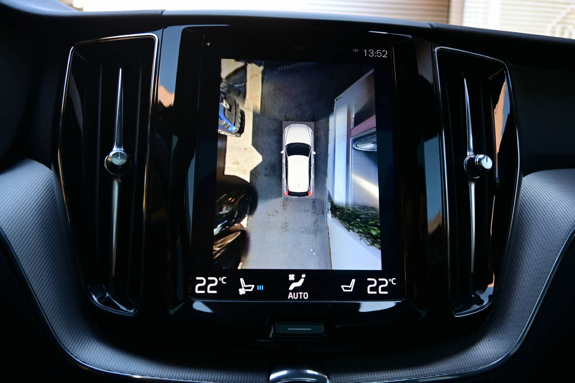 VOLVO XC60 2.0 T8 TE R-Design AWD-image-12