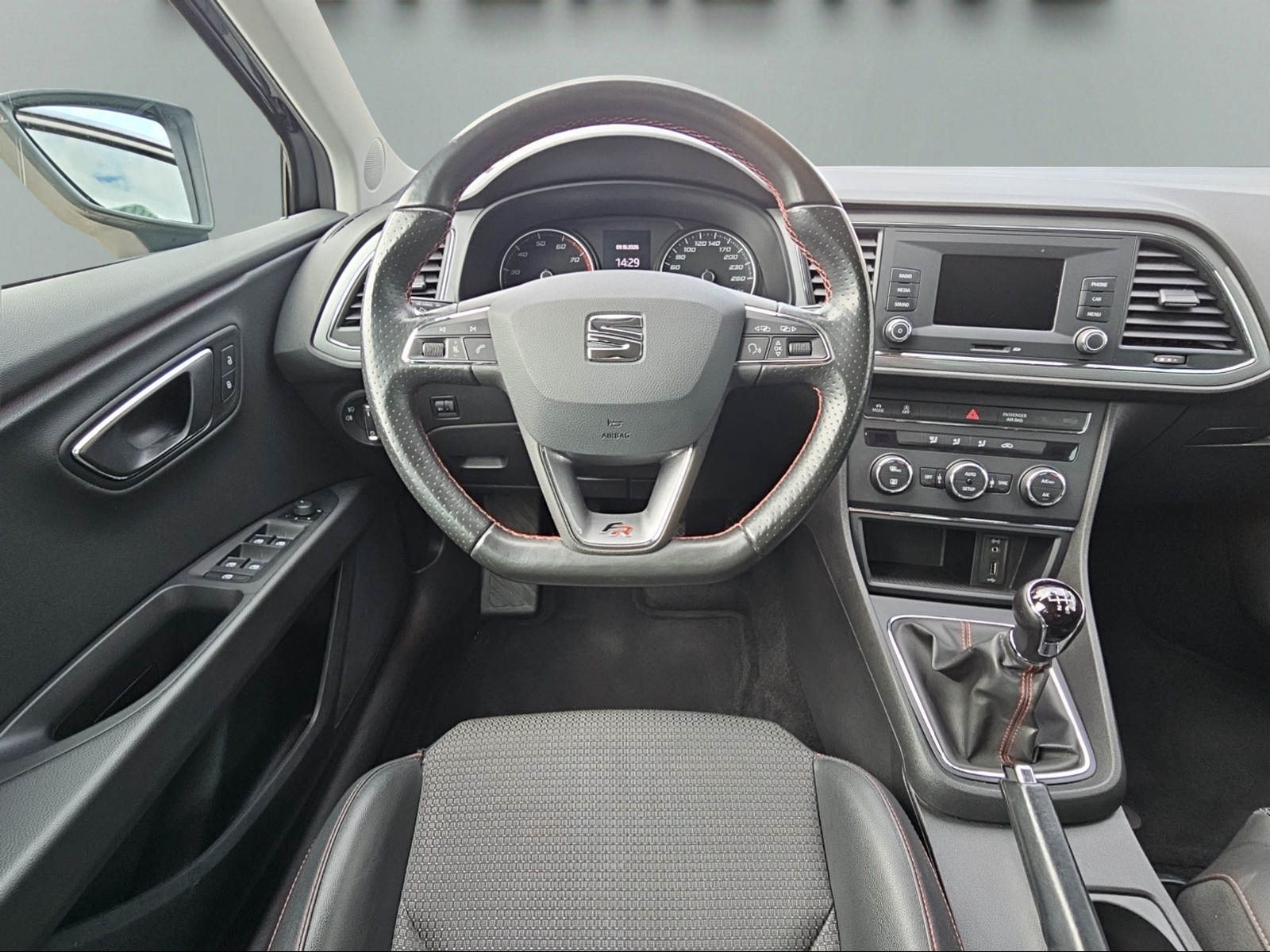 SEAT Leon ST 1.4 TSI FR-image-9