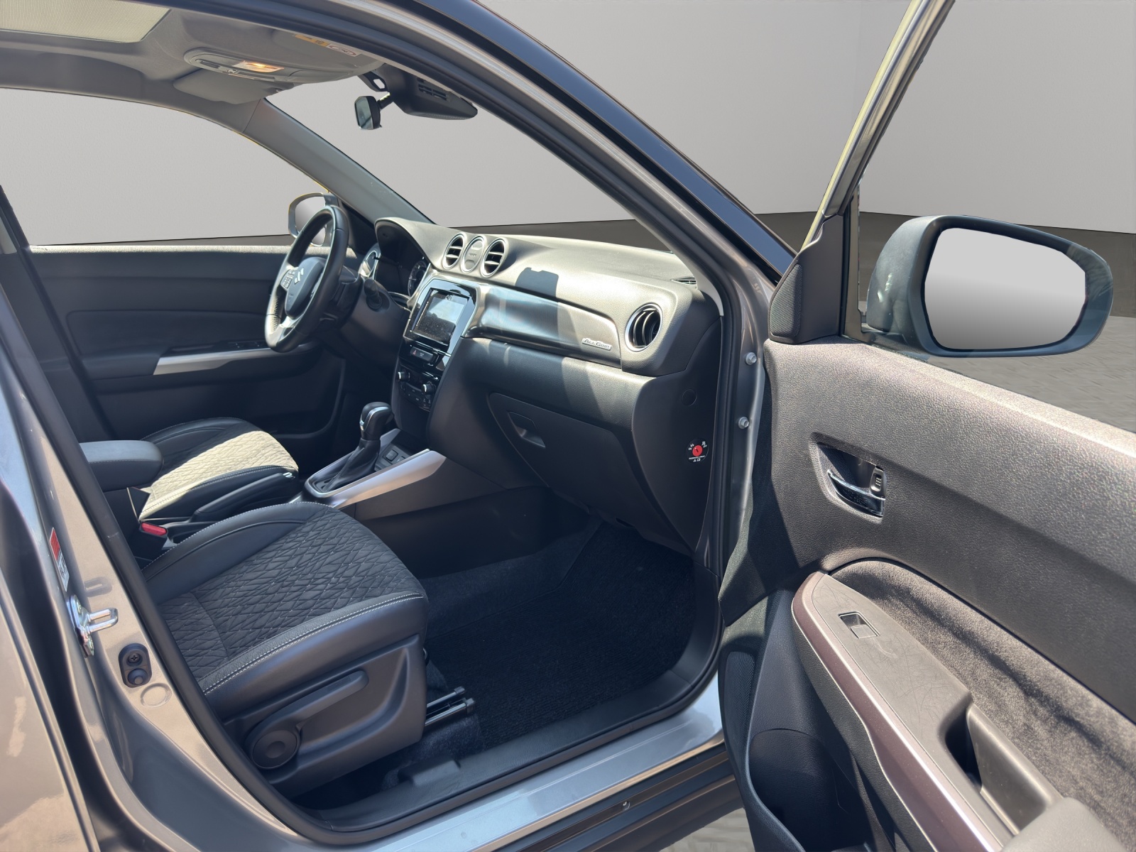 SUZUKI Vitara 1.5 Hybrid Compact + 4x4 AGS-image-17