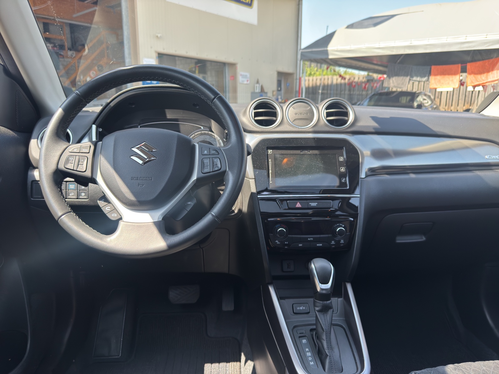 SUZUKI Vitara 1.5 Hybrid Compact + 4x4 AGS-image-12