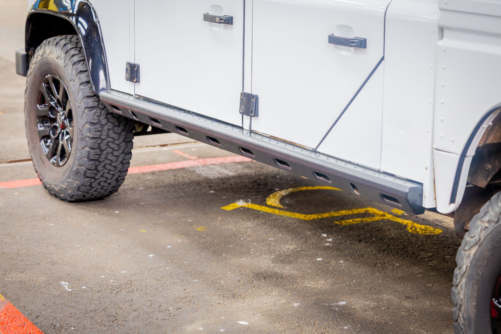 LAND ROVER Defender 130 2.2 TD4-image-7