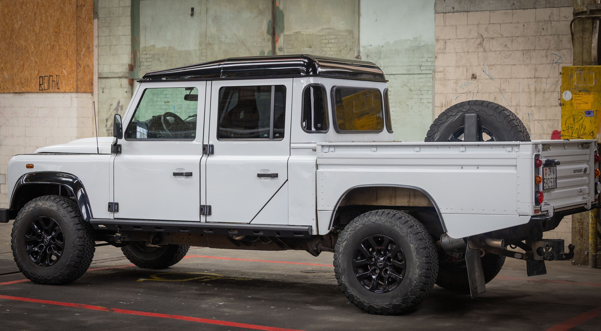 LAND ROVER Defender 130 2.2 TD4-image-6
