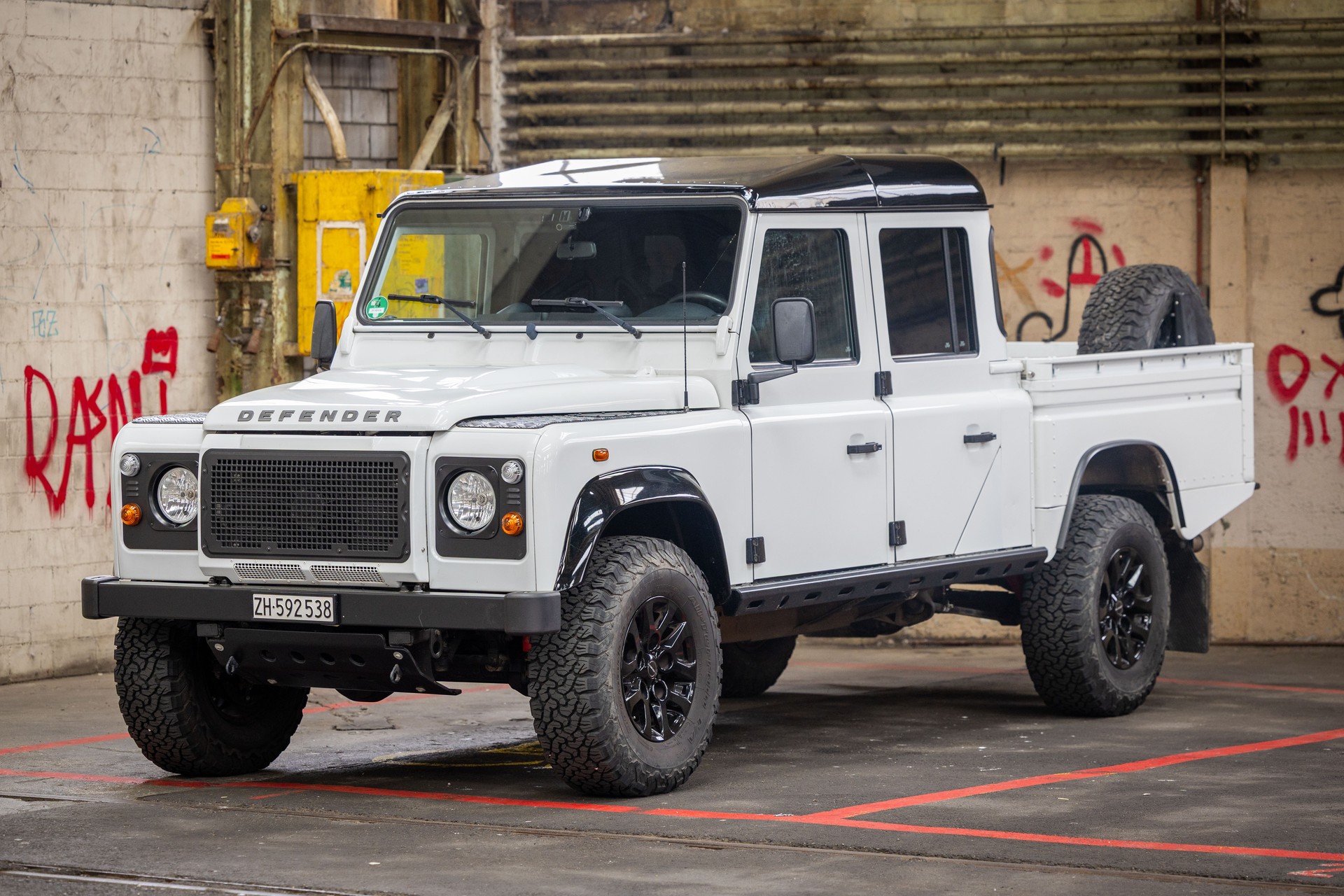 LAND ROVER Defender 130 2.2 TD4-image-3