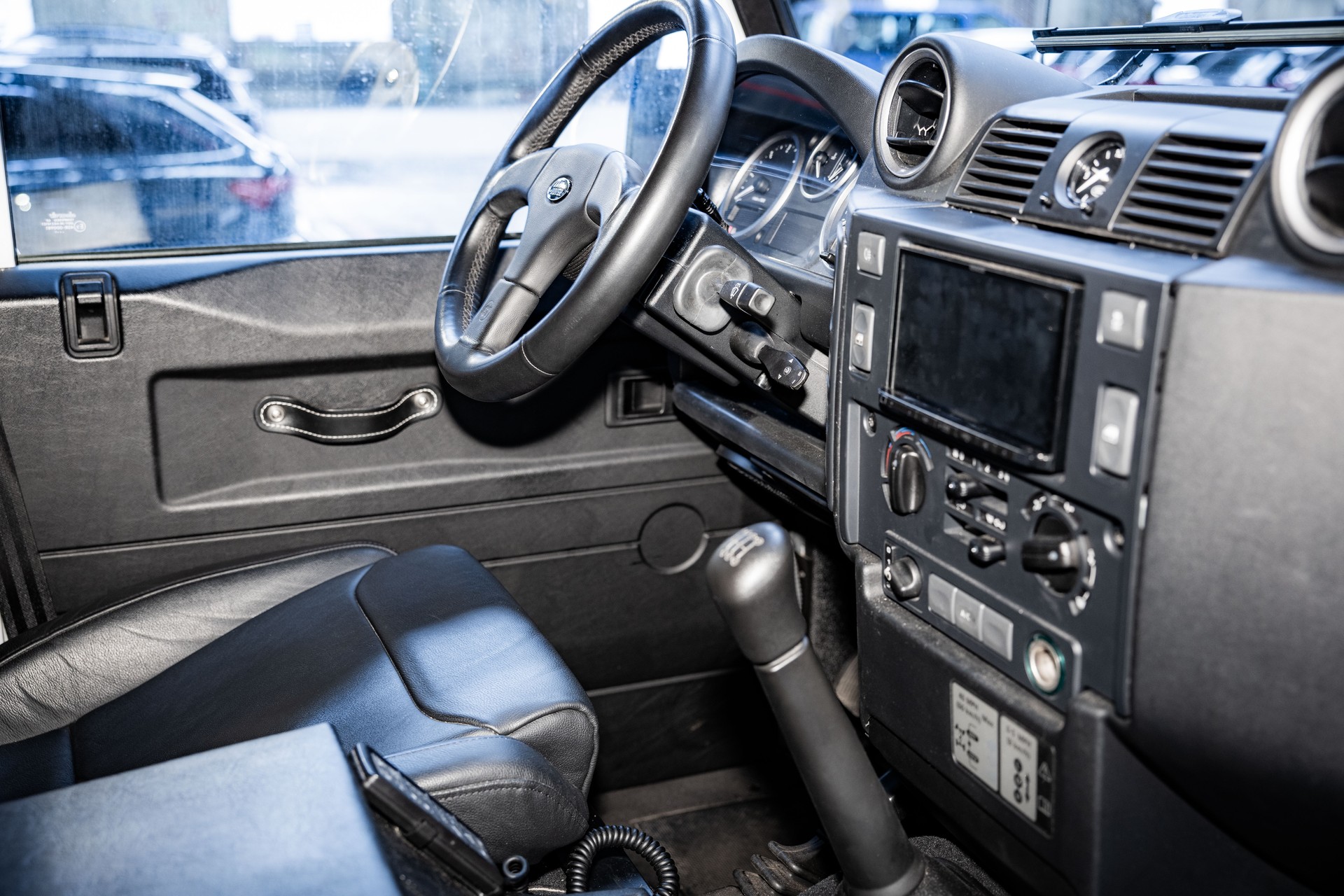 LAND ROVER Defender 130 2.2 TD4-image-9