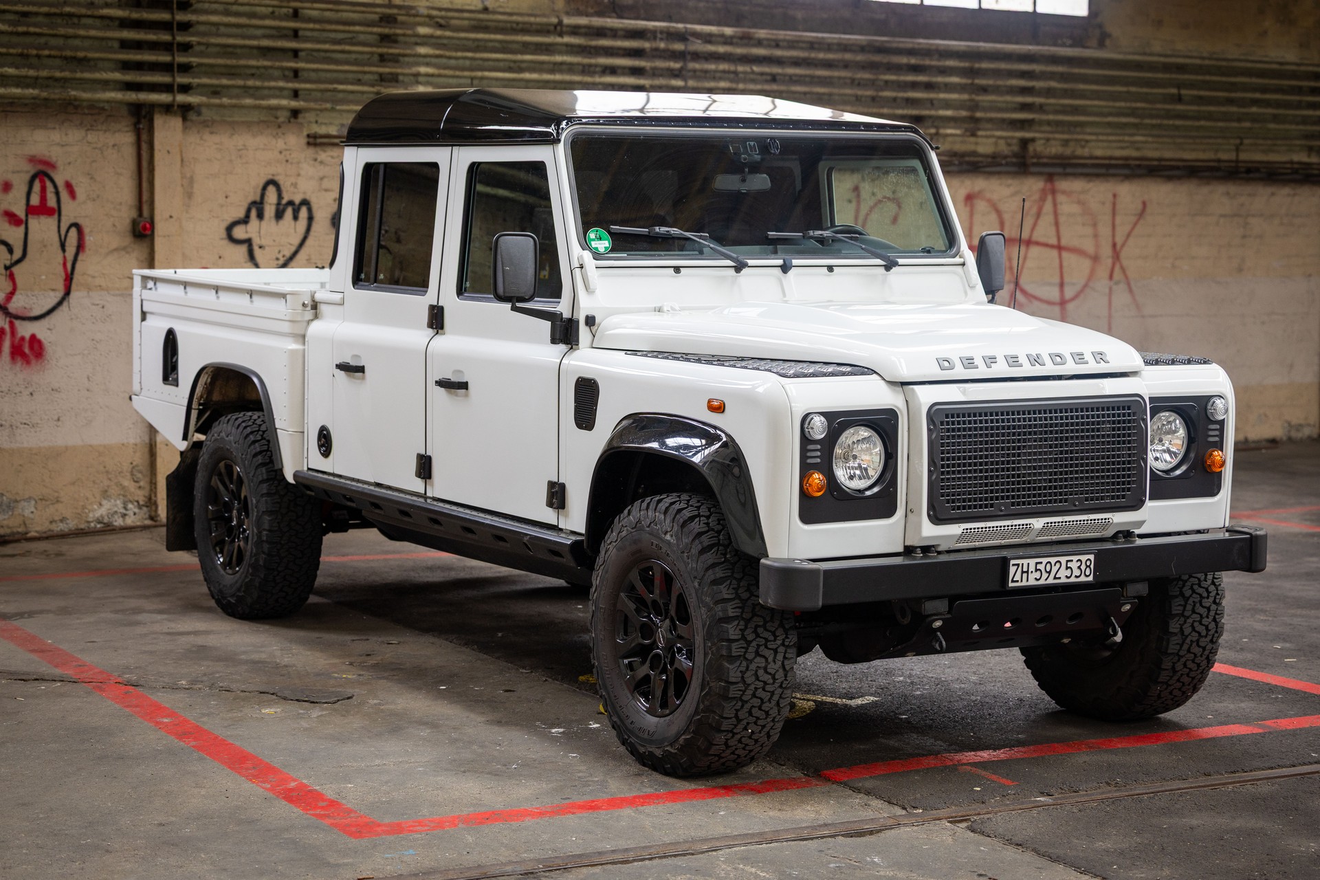LAND ROVER Defender 130 2.2 TD4-image-1