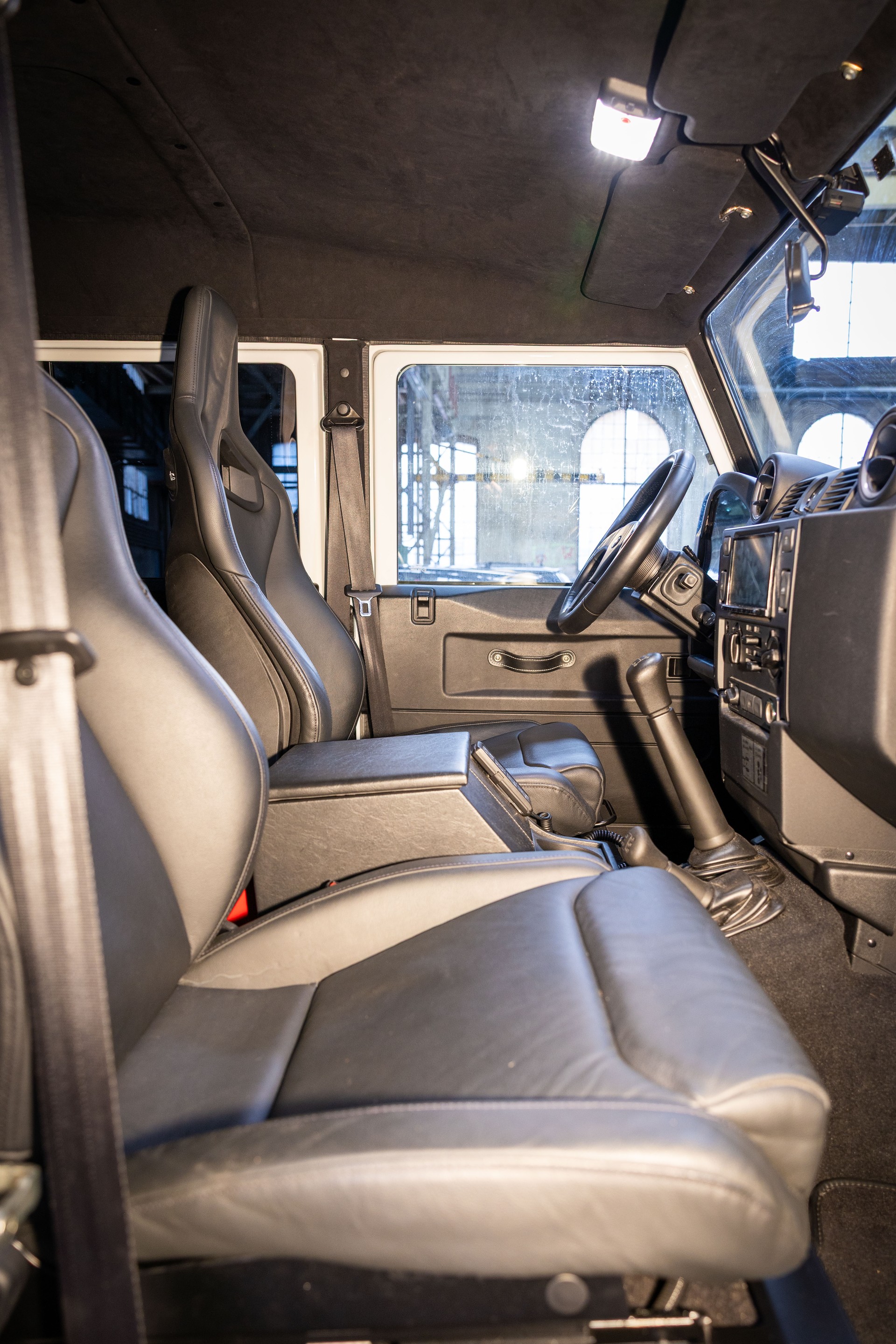 LAND ROVER Defender 130 2.2 TD4-image-8