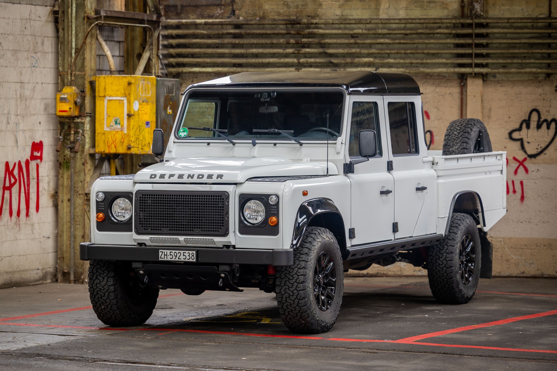 LAND ROVER Defender 130 2.2 TD4-image-2