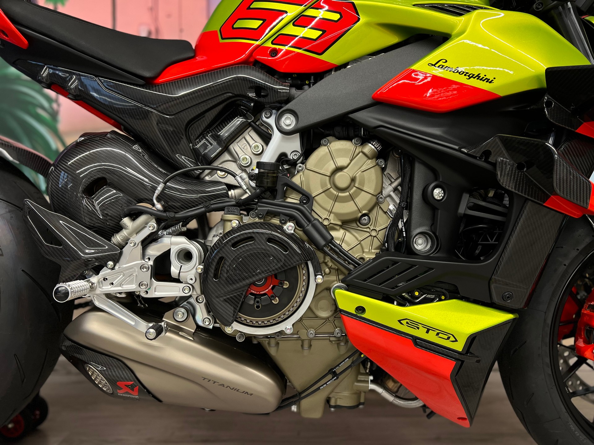 DUCATI STREETFIGHTER V4 S-showroom-element-3